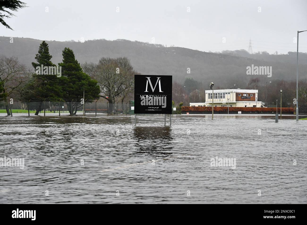 Swansea, Galles. 20 gennaio 2021. Il parcheggio del Mond Valley Golf Club è stato chiuso a causa di un'alluvione dopo che Storm Christoph ha portato forti precipitazioni nella valle di Swansea in Galles, Regno Unito, il 20 gennaio 2021. Credit: Duncan Thomas/Majestic Media/Alamy Live News. Foto Stock