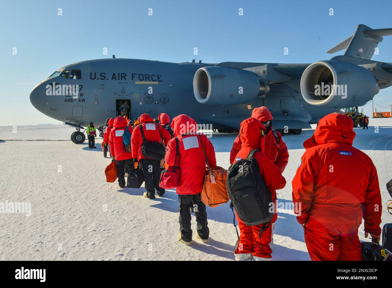 230204-N-NX070-1078 membri della Joint Task Force-Support Forces Antartide (JTF-SFA) e del United States Antartic Program (USAP) a bordo di un C-17A Globemaster III del 304th Expeditionary Airlift Squadron a Phoenix Field, una pista di ghiaccio compattata a McMurdo Station, Antartide. JTF-SFA supervisiona le attività dei servizi congiunti e fornisce il supporto del Dipartimento della Difesa alla National Science Foundation (NSF) e all'USAP attraverso l'operazione Deep Freeze. Foto Stock