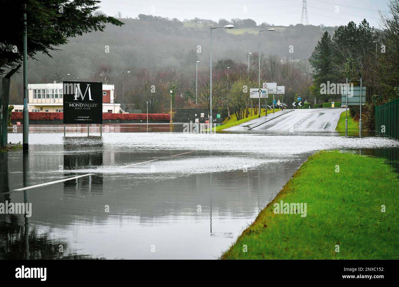 Swansea, Galles. 20 gennaio 2021. La B4291 Ynyspenllwch Road a Clydach è stata chiusa a causa di inondazioni dopo che Storm Christoph ha portato pesanti precipitazioni nella valle di Swansea in Galles, Regno Unito, il 20 gennaio 2021. Credit: Duncan Thomas/Majestic Media/Alamy Live News. Foto Stock