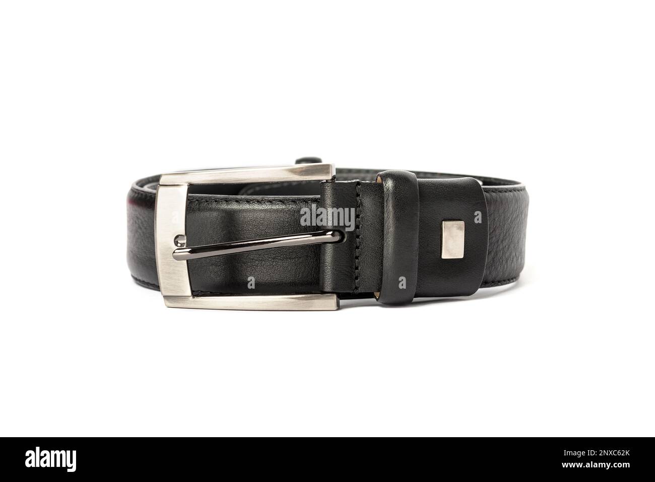 La foto di una cintura nera in pelle su uno sfondo bianco isolato Foto Stock