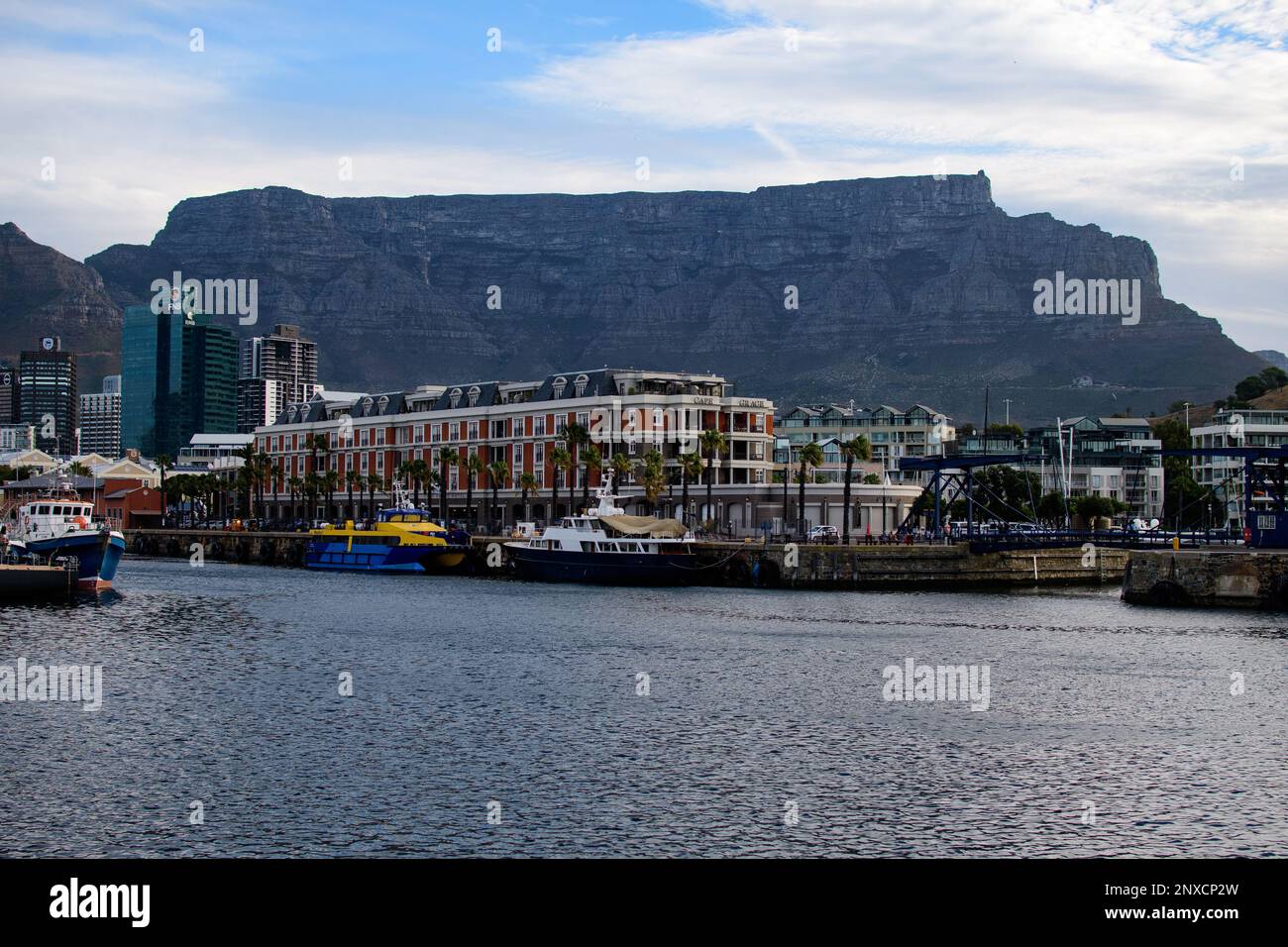 Vista di Table Mountain dal lungomare di città del Capo Foto Stock