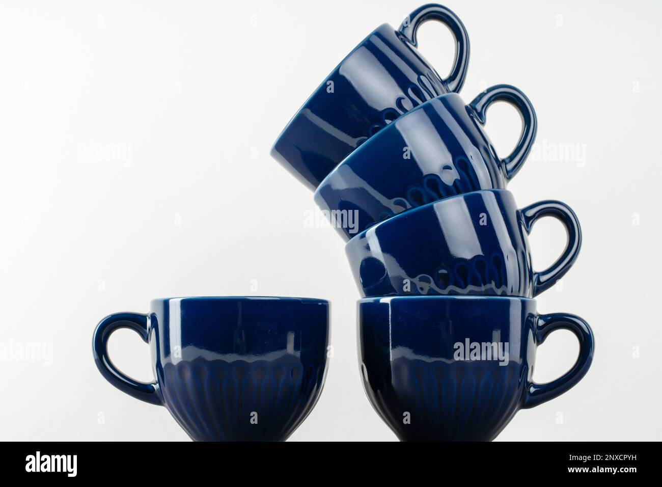 Tazza di caffè in ceramica blu scuro sul tavolo Foto stock - Alamy