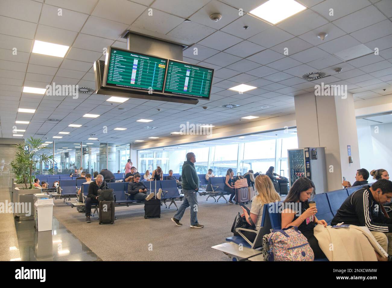 Buenos Aires, Argentina, 18 novembre 2022: Sala d'attesa nella zona d'imbarco dell'aeroporto internazionale Jorge Newbery: Passeggeri e informazioni s Foto Stock