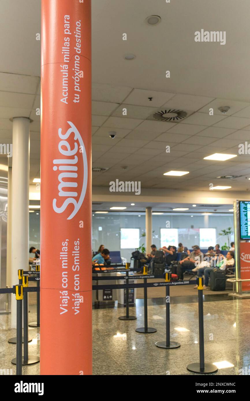 Buenos Aires, Argentina, 18 novembre 2022: Sorrisi, un programma di accumulo di miglia, pubblicizzato nell'area di imbarco dell'aeroporto internazionale Jorge Newbery Foto Stock