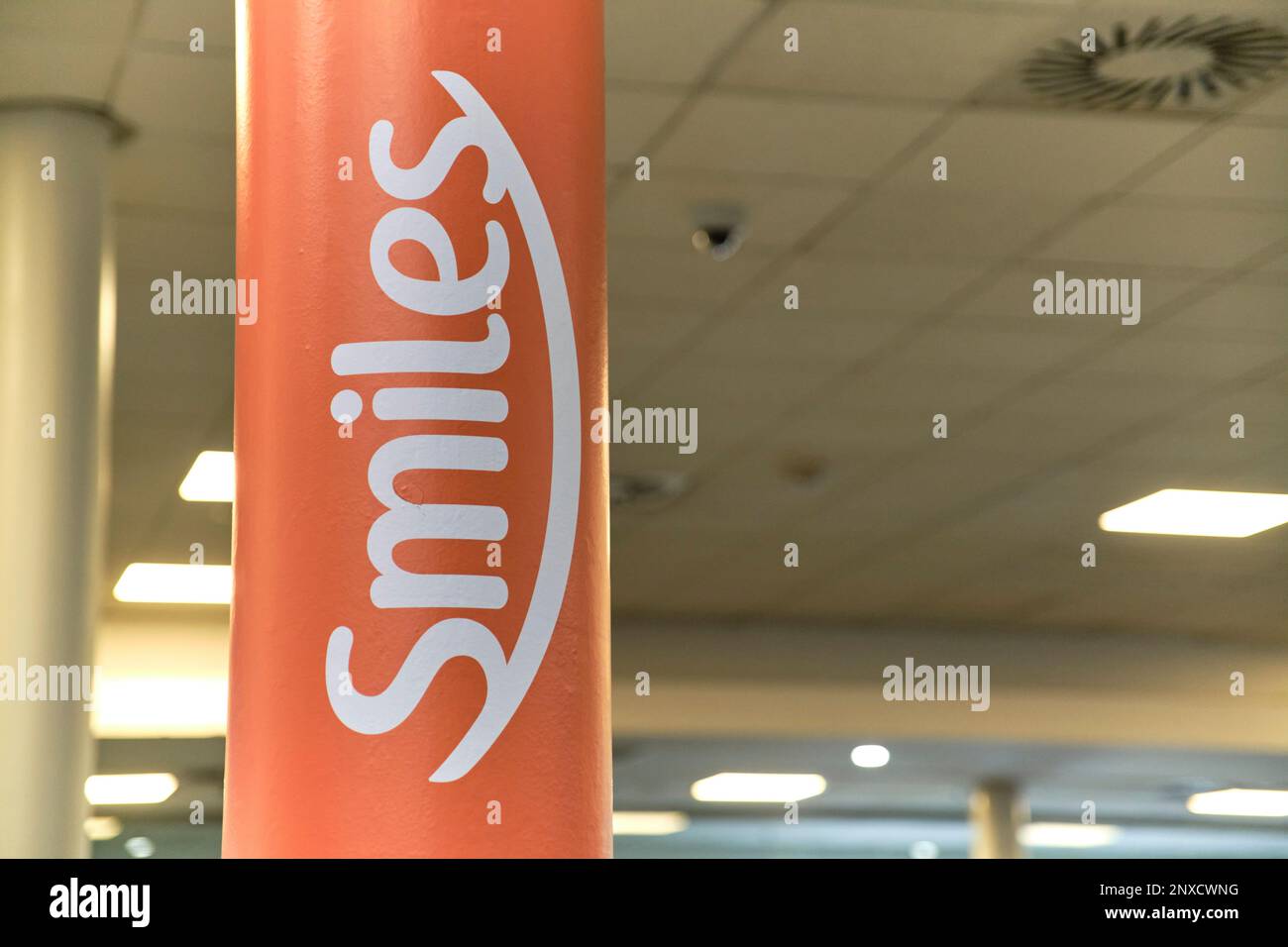 Buenos Aires, Argentina, 18 novembre 2022: Sorrisi, un programma di accumulo di miglia, pubblicizzato nell'area di imbarco dell'aeroporto internazionale Jorge Newbery Foto Stock