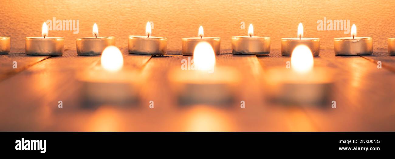 Giardino zen giapponese con tre candele bruciate Foto Stock