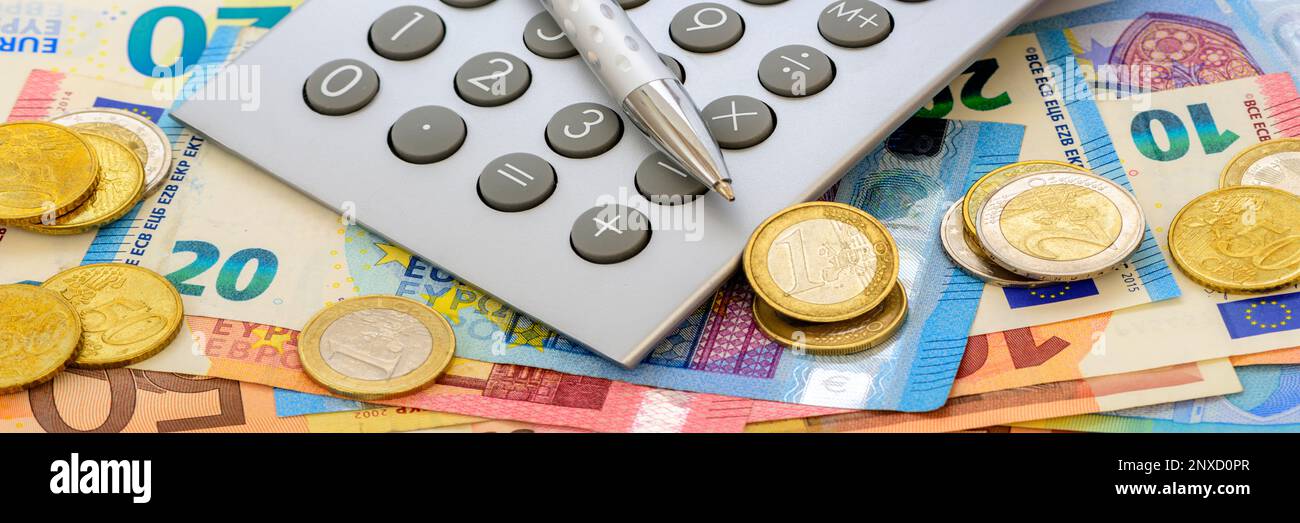 Affari, finanza ed economia con monete e banconote in euro Foto Stock