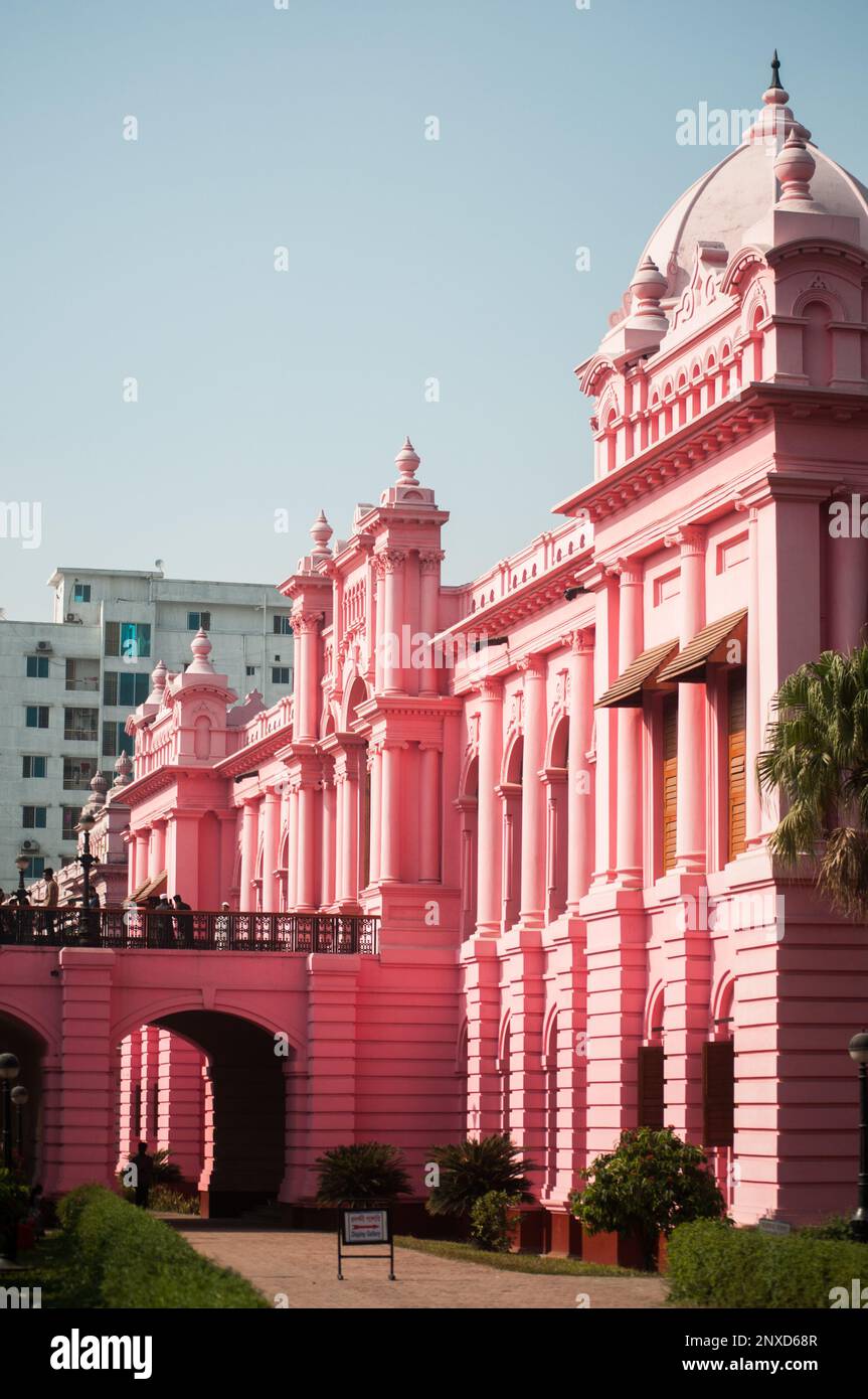 Il più grande edificio storico di Dhaka, Bangladesh, è conosciuto come "Ahsan Manzil" Foto Stock