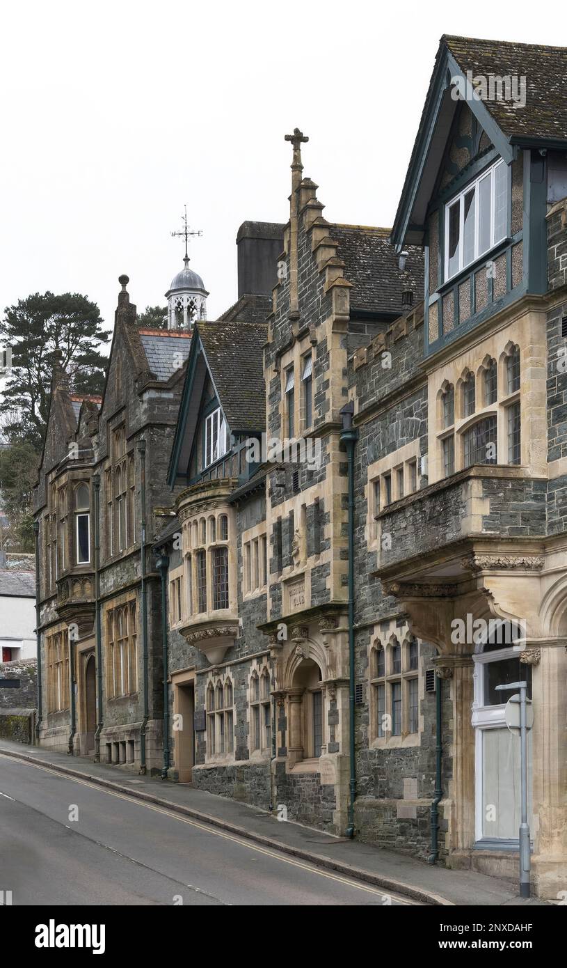 Grandi edifici antichi a Tavistock costruito su strada collinare che conduce a Brentor piccola chiesa in alto a Dartmoor Devon Foto Stock