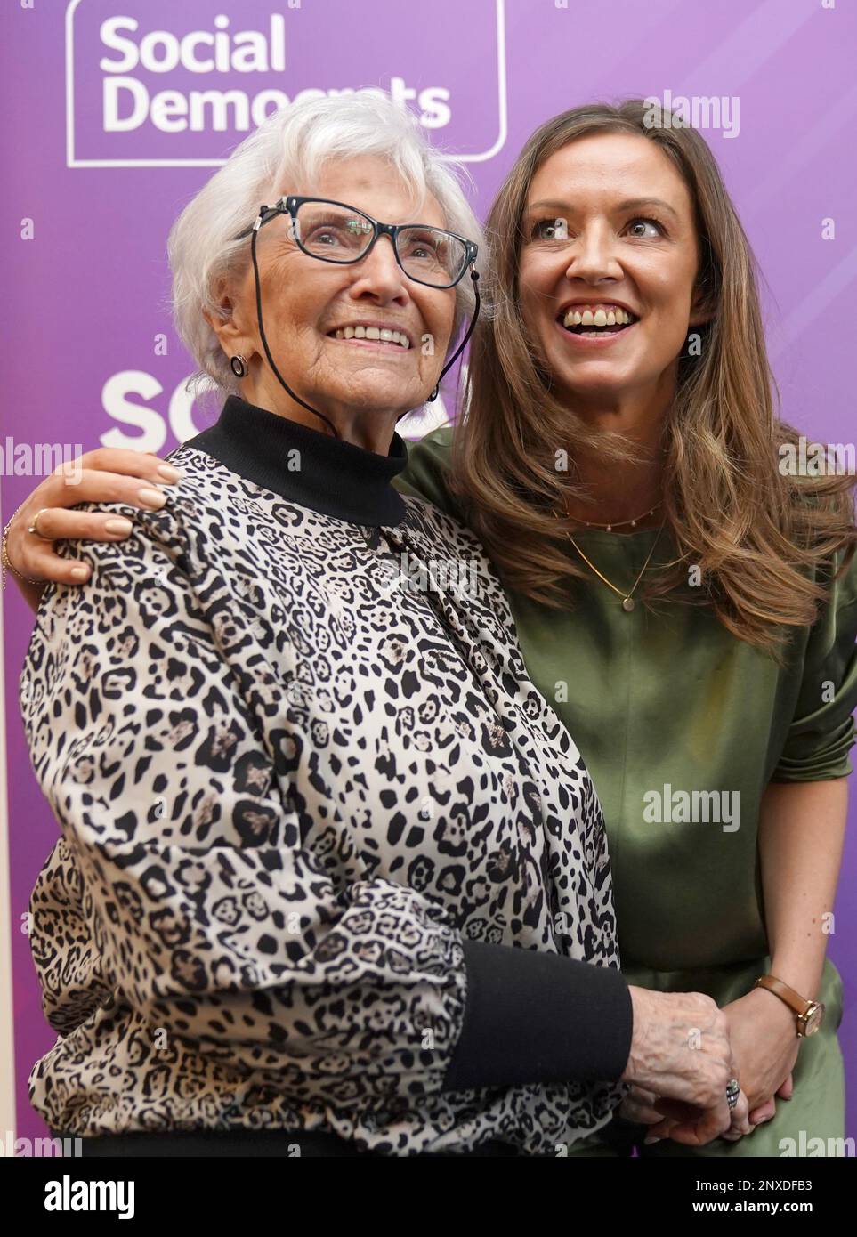 TD Holly Cairns con sua nonna Sylvia Cairns dopo aver tenuto un discorso al Tara Building di Dublino, mentre diventa la nuova leader dei socialdemocratici. Data immagine: Mercoledì 1 marzo 2023. Foto Stock