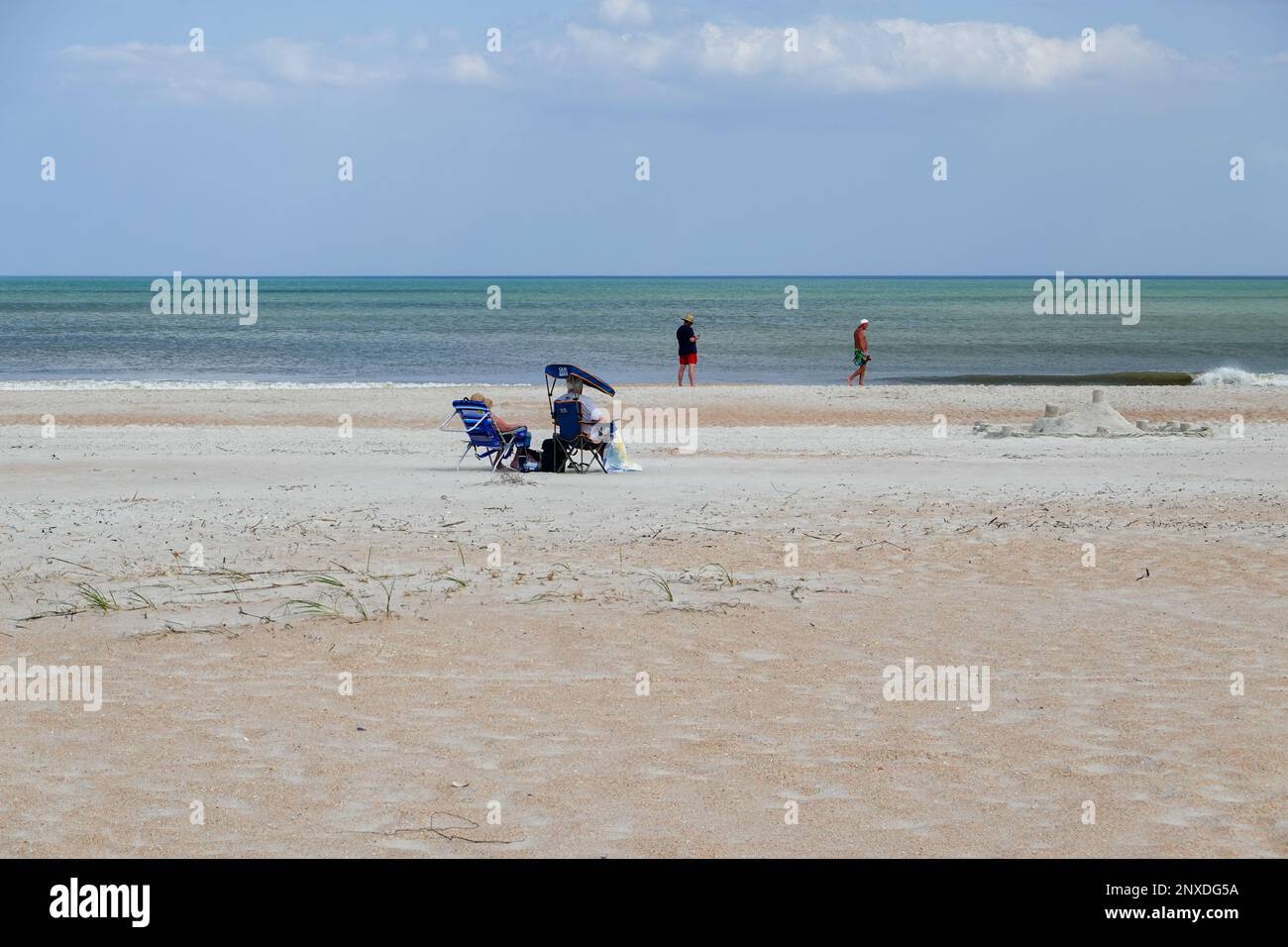 Le persone che si godono la spiaggia in febbraio, Anastasia state Park, St. Augustine, Florida, Stati Uniti. Foto Stock