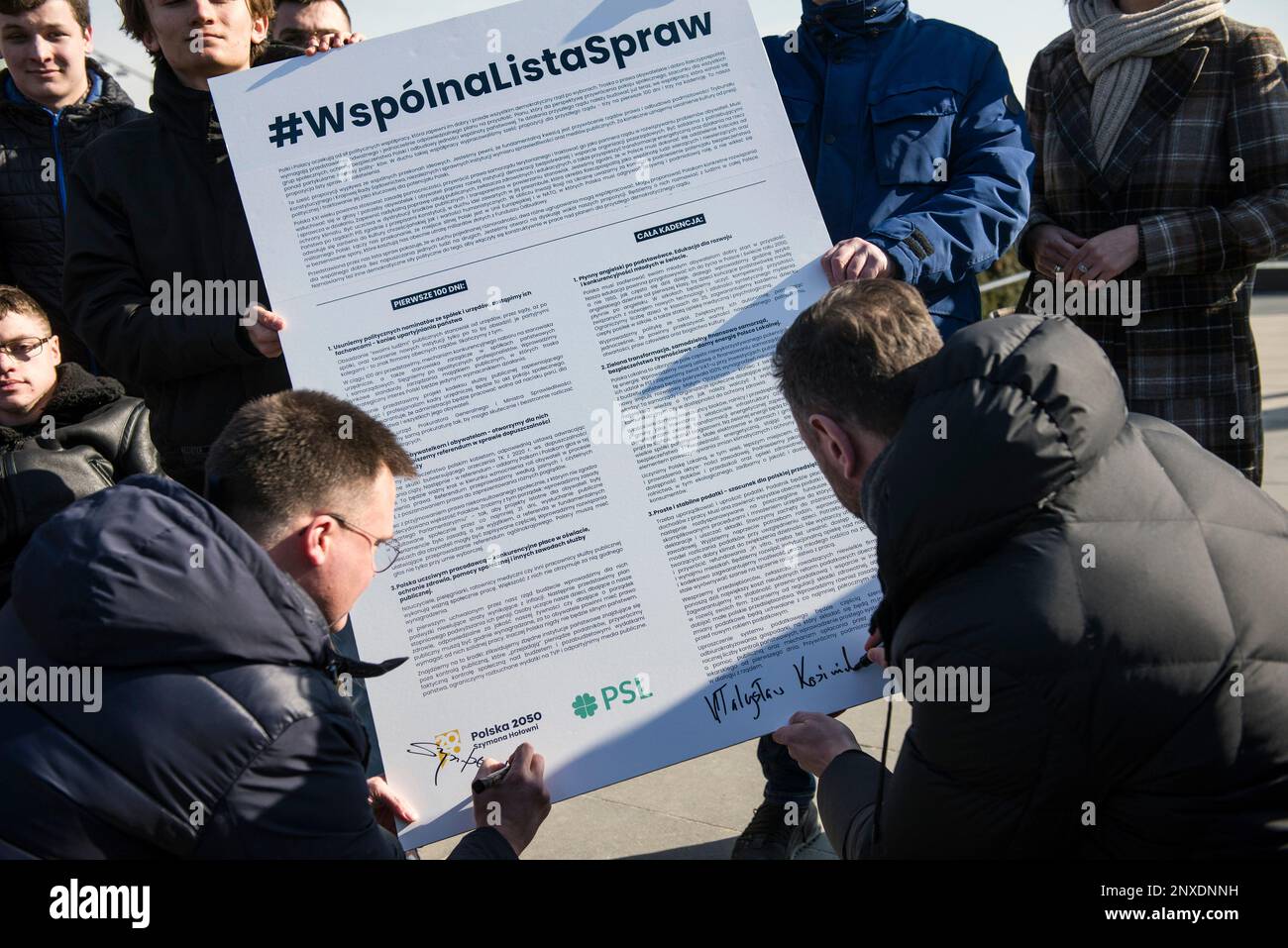 Szymon Holownia (L) e Wladyslaw Kosiniak-Kamysz (R) stanno firmando il loro programma politico durante la conferenza stampa. Nel corso di una conferenza stampa a Varsavia, i leader del partito Polska 2050 (Polonia 2050) - Szymon Holownia e del PSL (Partito popolare Polacco) - Wladyslaw Kosiniak-Kamysz, hanno annunciato l'inizio congiunto delle elezioni parlamentari autunnali e presentato il loro programma denominato "Lista comune delle questioni" (Wspolna Lista Spraw). Foto Stock