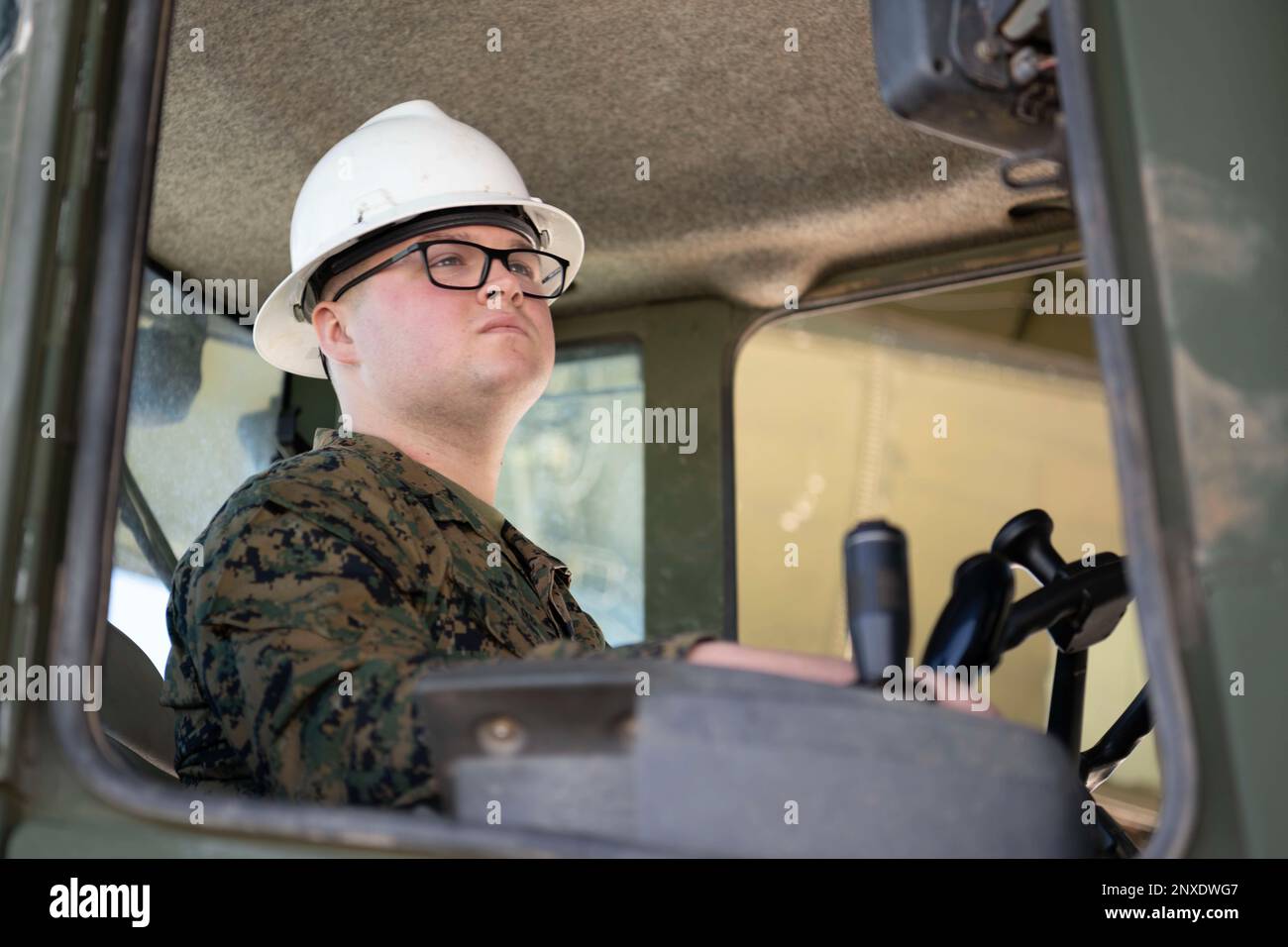 STATI UNITI Cameron Taylor, Wing Support Squadron 372 operatore di attrezzature pesanti, controlla un carrello elevatore a forche a Marine Corps Air Station Camp Pendleton, California, 24 gennaio 2023. Il 22nd HA sostenuto la missione HMLA 169 di riparare, volare e combattere, mostrando la loro capacità di schierarsi rapidamente per un'esercitazione dal vivo a Fort Campbell, Kentucky. Foto Stock