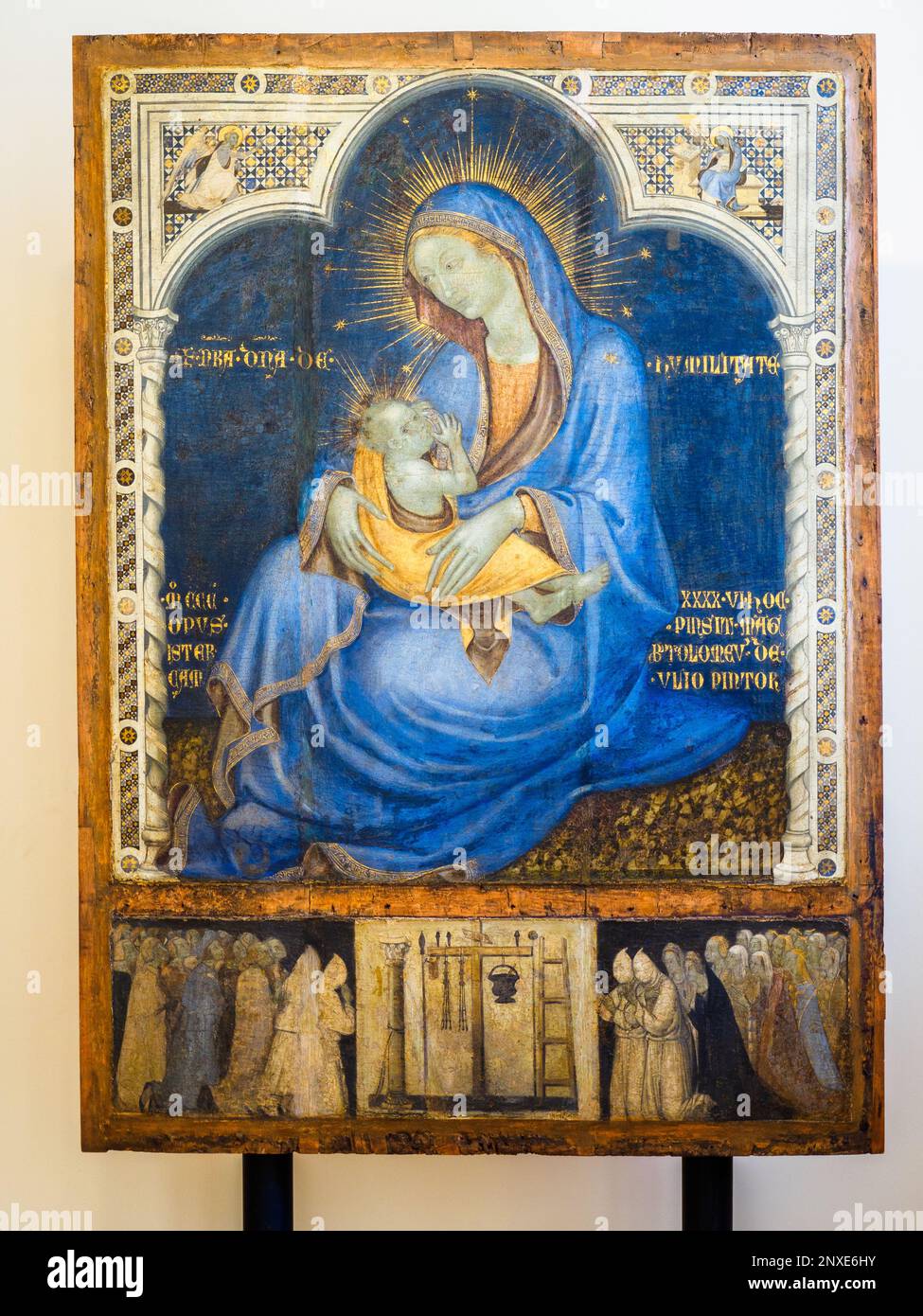 Madonna dell'umiltà. Fondo: Fratelli in adorazione dei simboli della Passione di Bartolomeo Pellerano (1339-1348) - Galleria d'Arte per la regione Siciliana a Palazzo Abatelli - Palermo, Sicilia, Italia Foto Stock