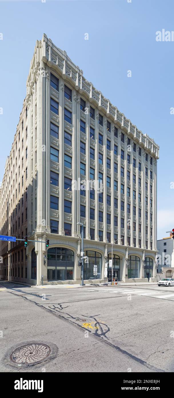 Pittsburgh Downtown: 412 Boulevard of the Allies, è un edificio di media altezza in pietra e mattoni in stile gotico, ora di proprietà della città. Foto Stock