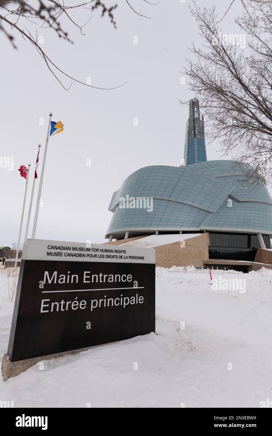 Il Canadian Museum for Human Rights Building e firma in Winnipeg, Manitoba, Canada in inverno. Foto Stock