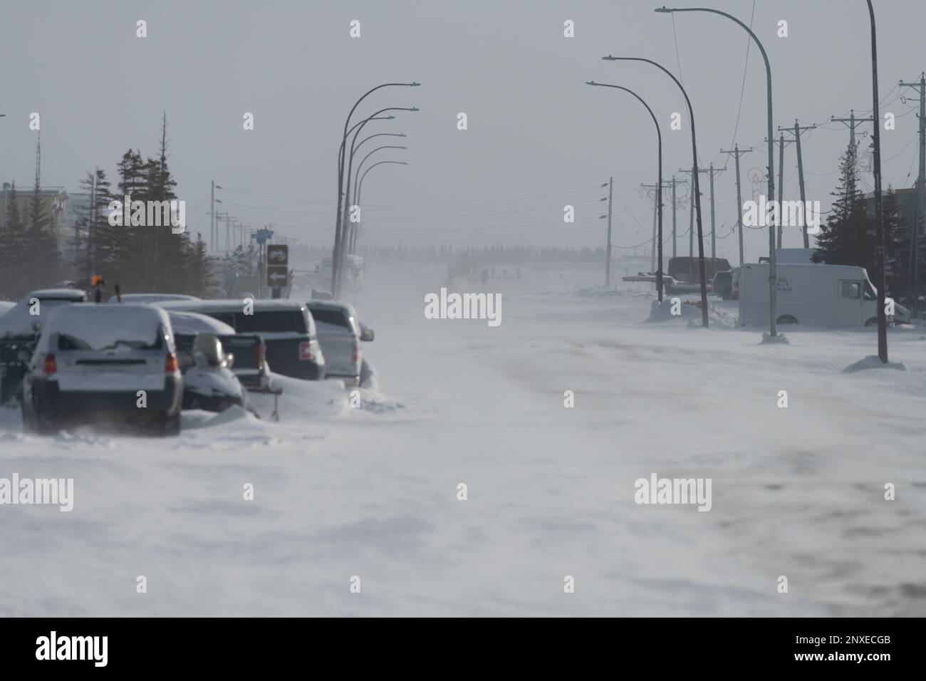 Neve soffiata in una scena di strada a Churchill, Manitoba, Canada in inverno. Foto Stock