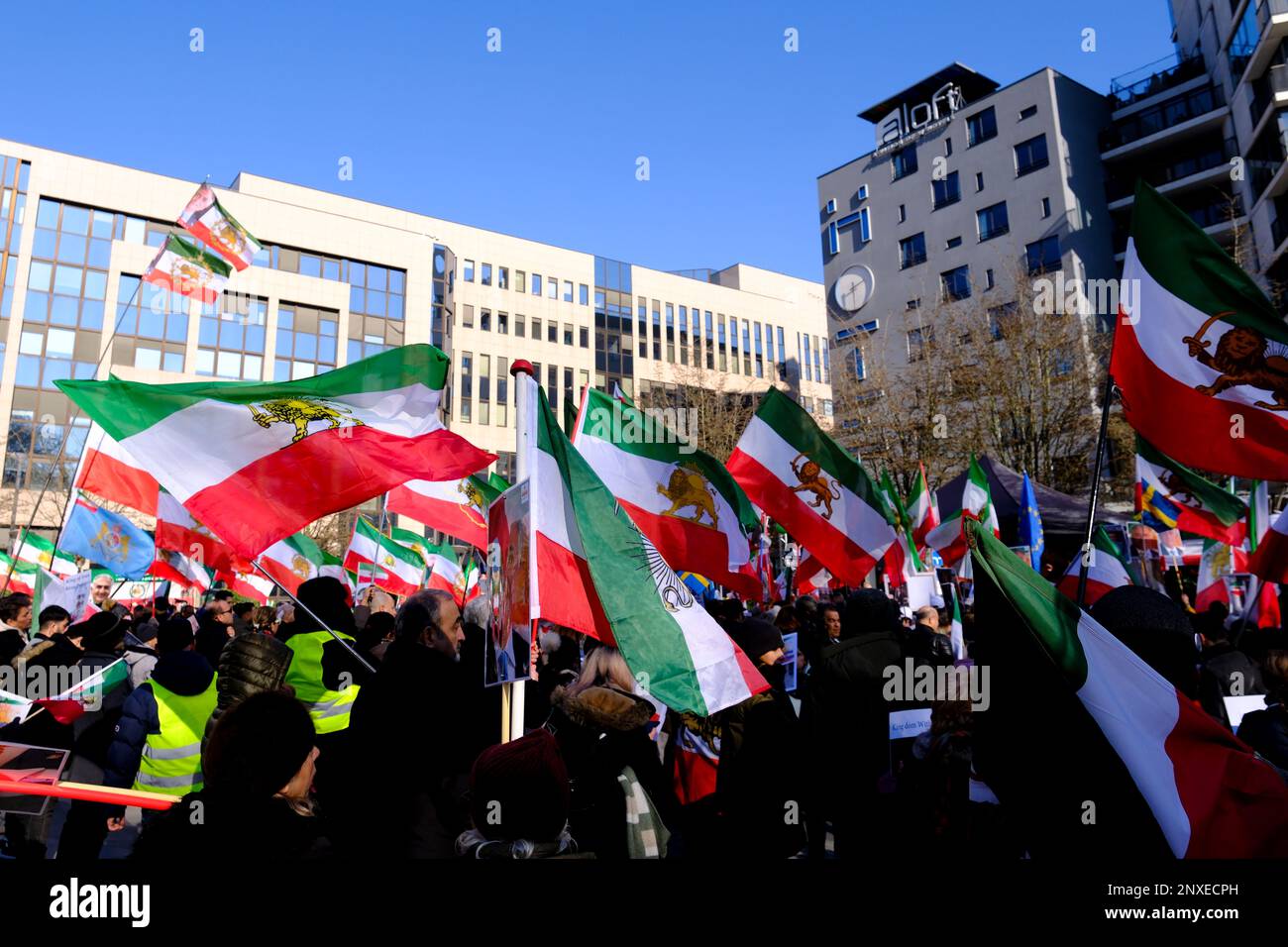 Bruxelles, Belgio. 01st Mar, 2023. I dimostranti hanno la bandiera pre-islamica della Rivoluzione del 1979 mentre partecipano a una protesta a sostegno del movimento di resistenza iraniano a Bruxelles il 1 marzo 2023. Credit: ALEXANDROS MICHAILIDIS/Alamy Live News Foto Stock