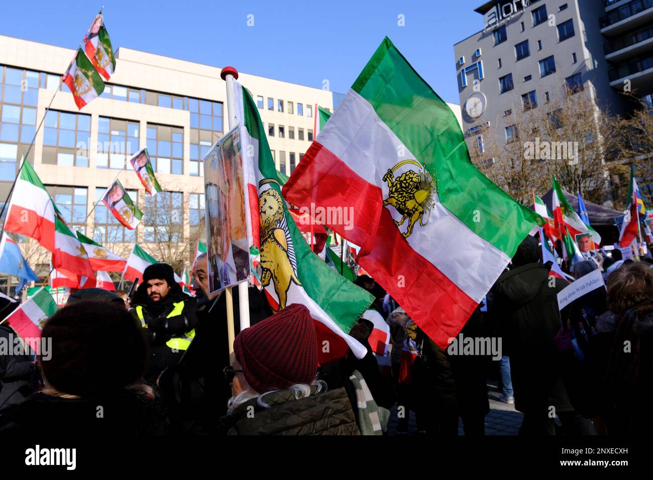 Bruxelles, Belgio. 01st Mar, 2023. I dimostranti hanno la bandiera pre-islamica della Rivoluzione del 1979 mentre partecipano a una protesta a sostegno del movimento di resistenza iraniano a Bruxelles il 1 marzo 2023. Credit: ALEXANDROS MICHAILIDIS/Alamy Live News Foto Stock