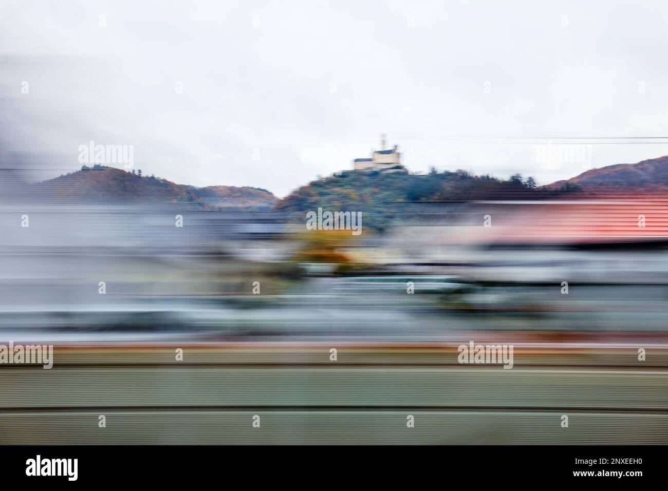 Passando per il paesaggio lungo la valle del fiume Reno movimento sfocato Foto Stock