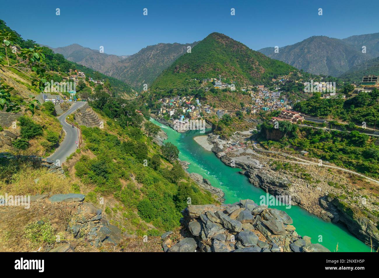 Strada curva a Devprayag, Godly Confluence, Garhwal, Uttarakhand, India. Qui Alaknanda incontra il fiume Bhagirathi e forma il fiume Gange. India. Foto Stock
