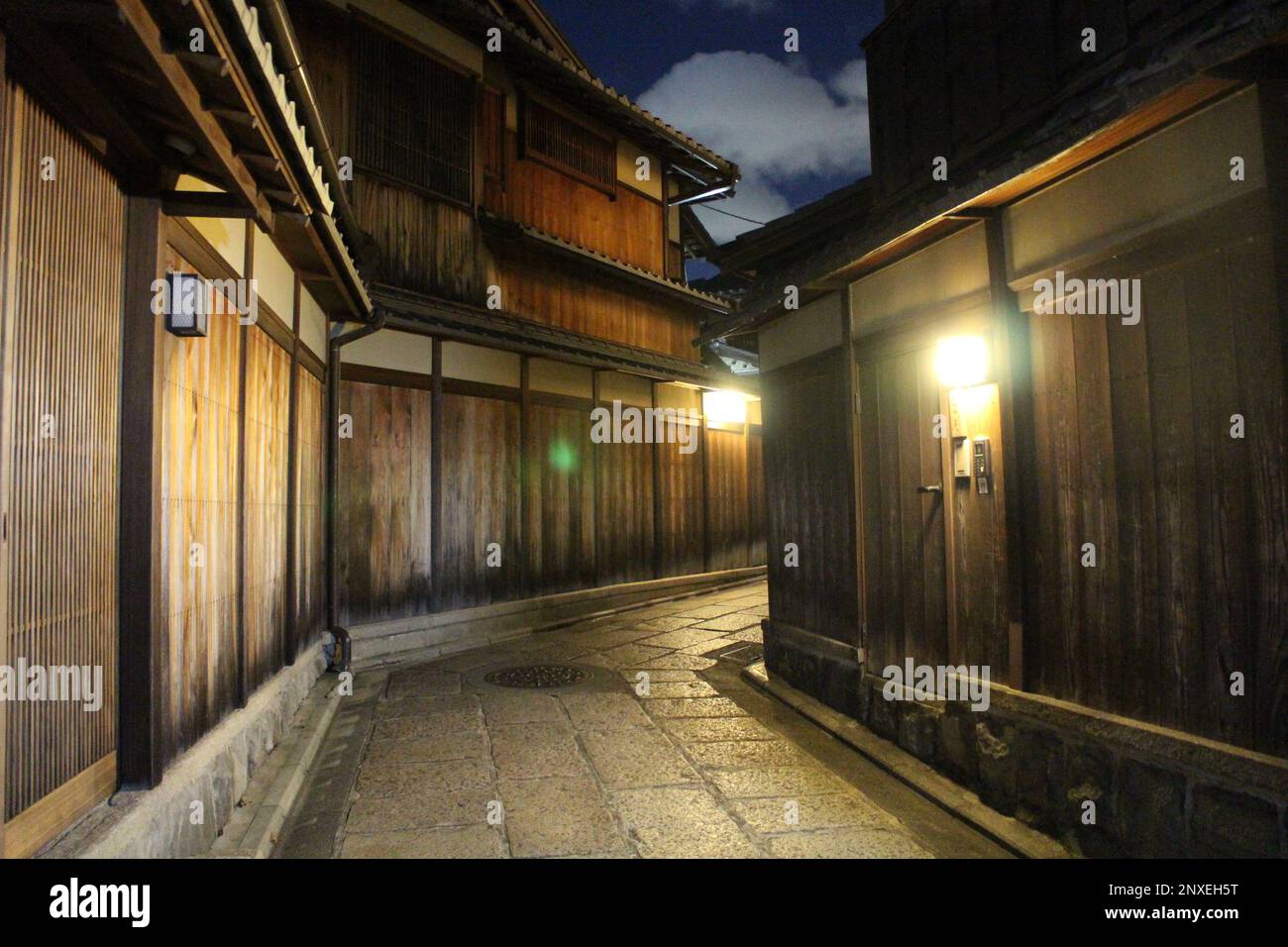 Vicolo tradizionale e illuminazione nel quartiere di Higashiyama, Kyoto, Giappone Foto Stock