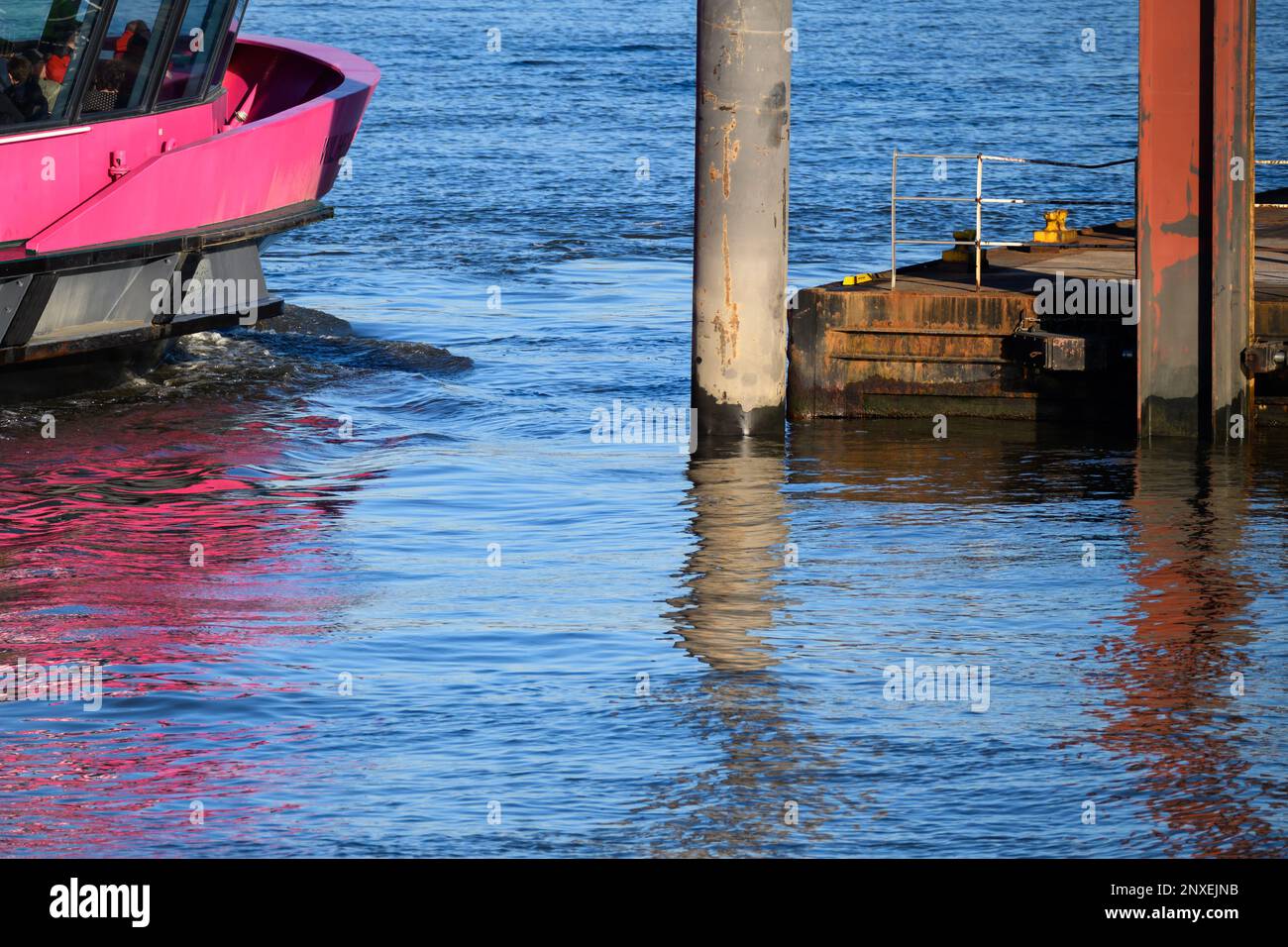 Amburgo, Germania. 01st Mar, 2023. Un traghetto per il porto porta al molo di Bubendey-Ufer. Si presume che il ragazzo di dieci anni caduto nel fiume Elba al terminal dei traghetti Bubendey-Ufer di Amburgo martedì sia annegato. Credit: Jonas Walzberg/dpa/Alamy Live News Foto Stock