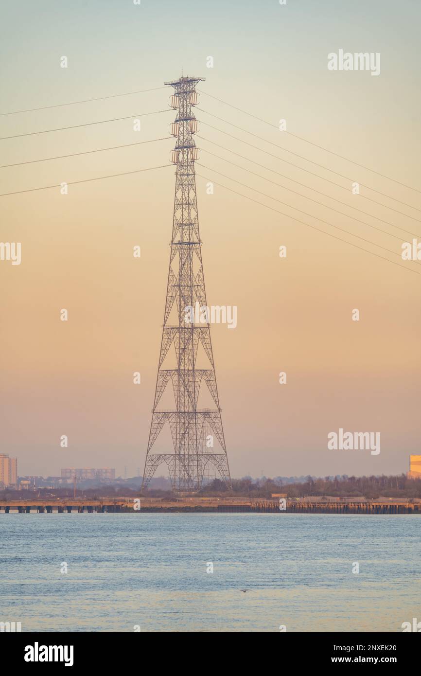 I piloni più alti del Regno Unito, che attraversano il tamigi a Greenhithe Foto Stock