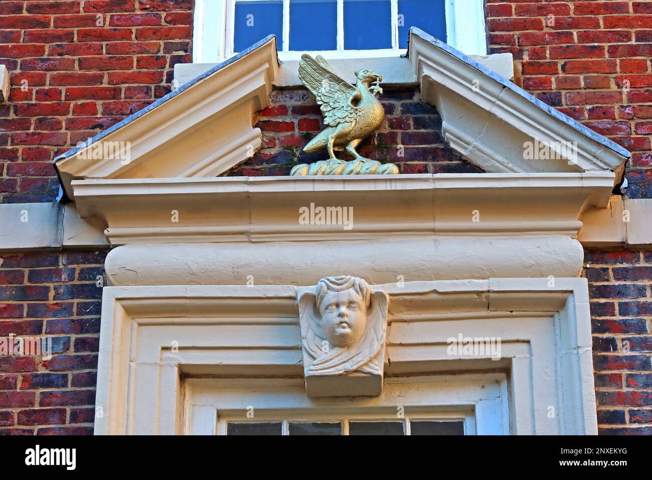 Doorway Liver Bird at the Bluecoat Chambers, costruito 1716–17 come scuola di beneficenza, 8 School Lane, Liverpool, Merseyside, Inghilterra, L1 3BX Foto Stock