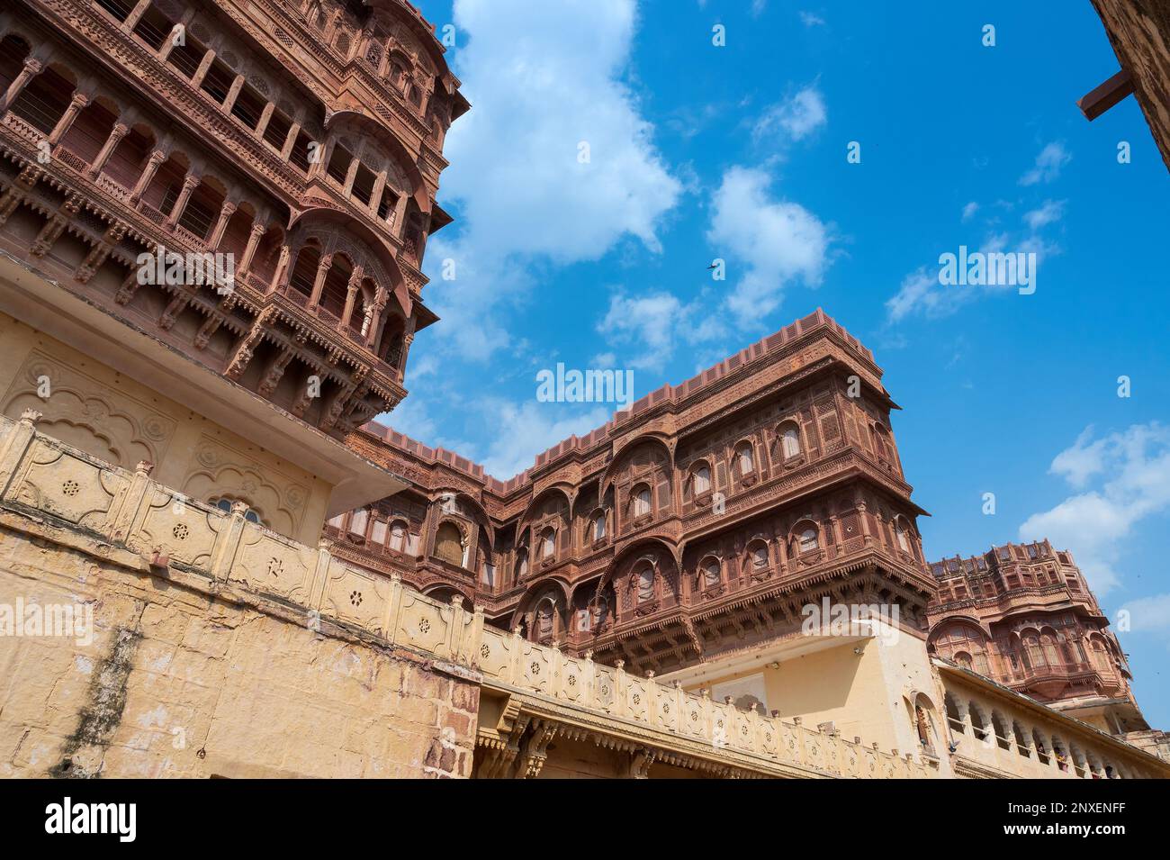 Antiche strutture all'interno del forte di Mehrangarh, Jodhpur, Rajasthan, India. Famosa architettura con intricati intagli e ampi cortili. Sito dell'unesco Foto Stock