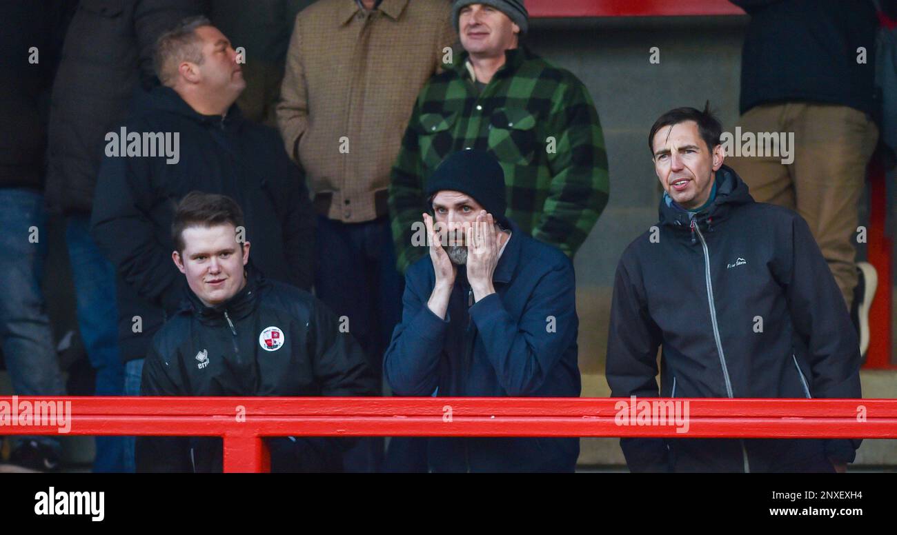 I fan di Crawley sembrano totalmente sconcertati dopo aver concessato il quarto goal nel primo tempo durante la partita EFL League Two tra Crawley Town e Carlisle United al Broadfield Stadium , Crawley , UK - 25th febbraio 2023 Foto Simon Dack/Telephoto Images. Solo per uso editoriale. Nessun merchandising. Per le immagini di calcio si applicano le restrizioni di fa e Premier League inc. Nessun utilizzo di Internet/cellulare senza licenza FAPL - per i dettagli contattare Football Dataco Foto Stock