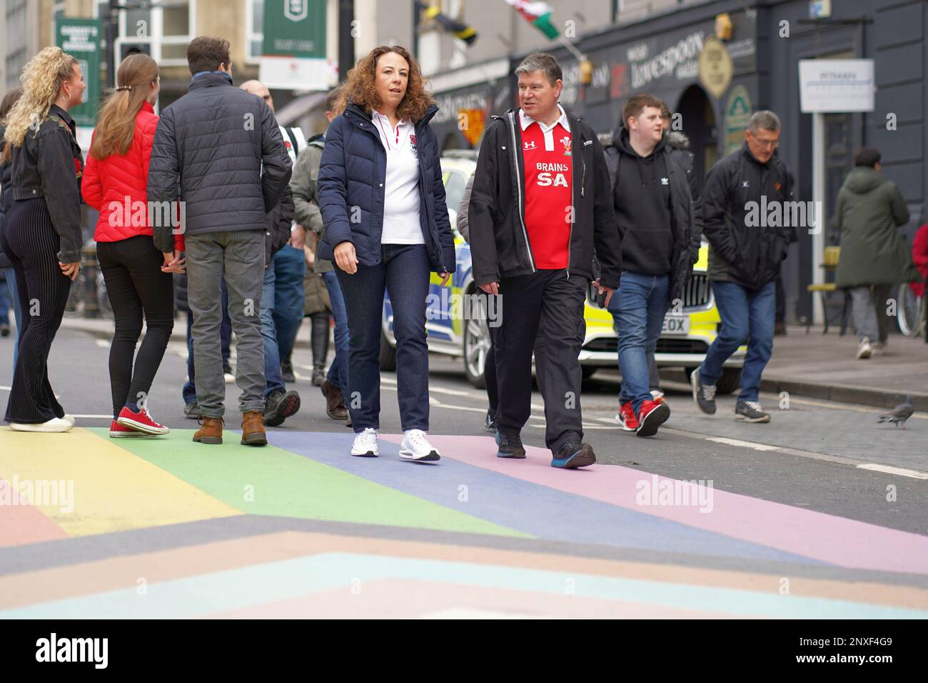 Galles contro Inghilterra sei Nazioni - incontro pre-partita a Cardiff, 25th febbraio 2023, coppia inglese e gallese Foto Stock