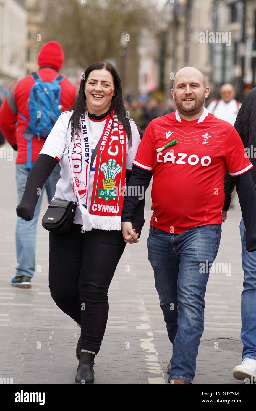 Galles contro Inghilterra sei Nazioni - incontro pre-partita a Cardiff, 25th febbraio 2023, coppia inglese e gallese Foto Stock