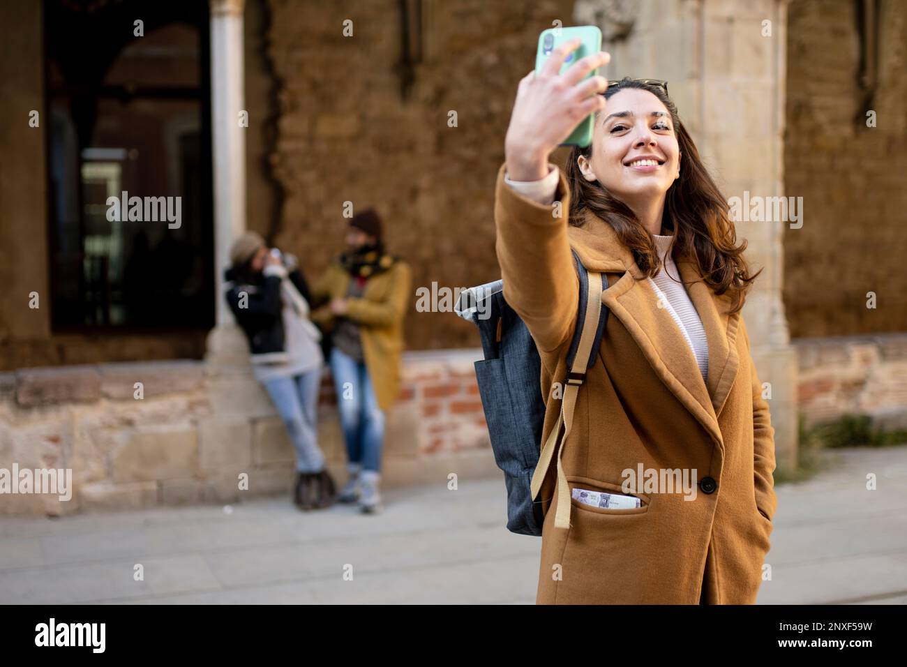 felice bella giovane donna che prende selfie nella città vecchia - concetto di vacanza Foto Stock