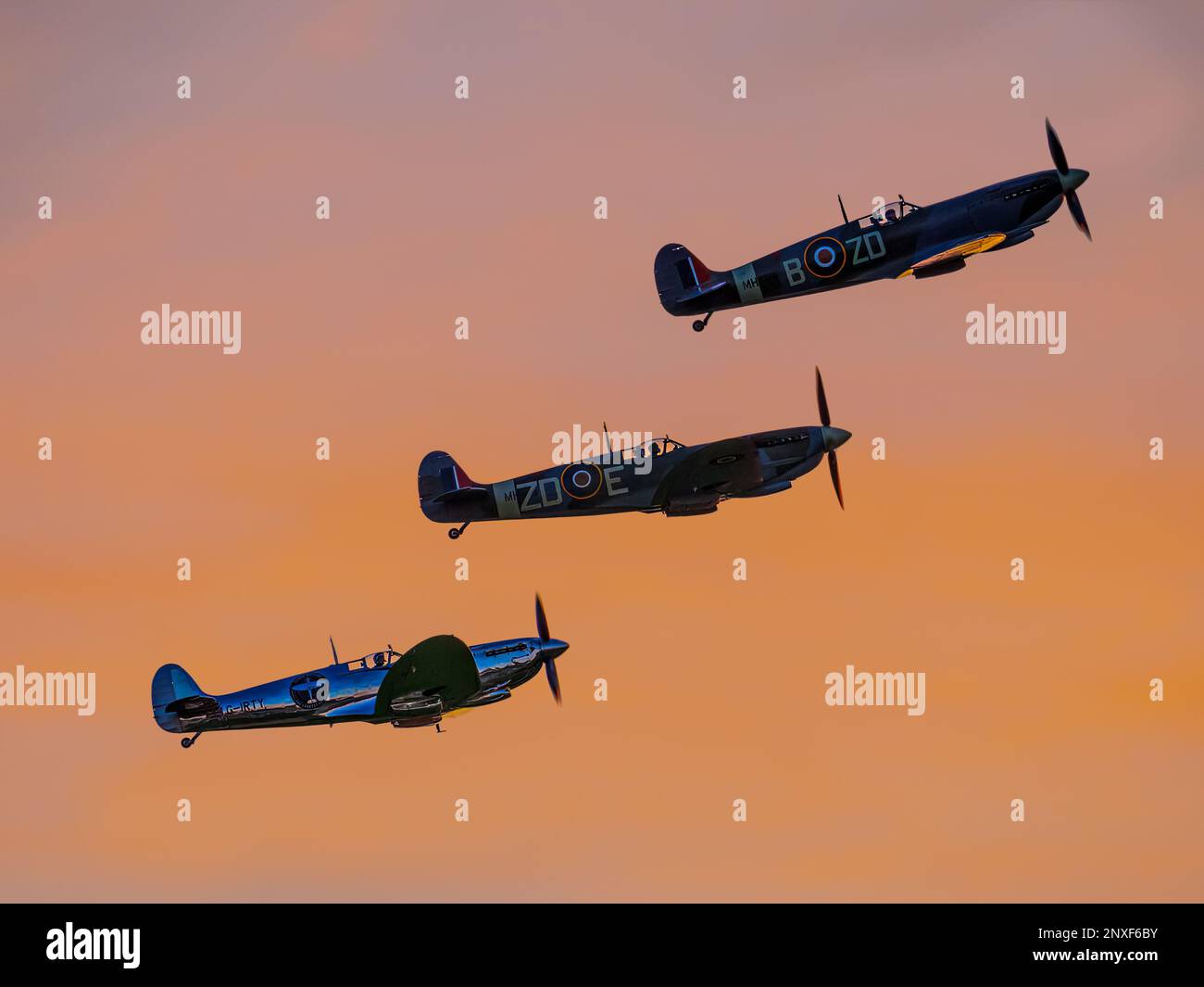 Tre Spitfire che decolgono al tramonto da Westhampnett al Goodwood Revival 2022, West Sussex, uk Foto Stock