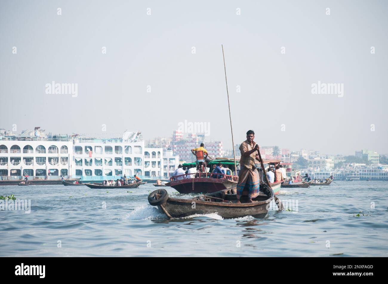 Foto della barca sull'acqua a Sadarghat e vista sulla strada. Alcuni venditori di fiori a Dhaka, Bangladesh Foto Stock