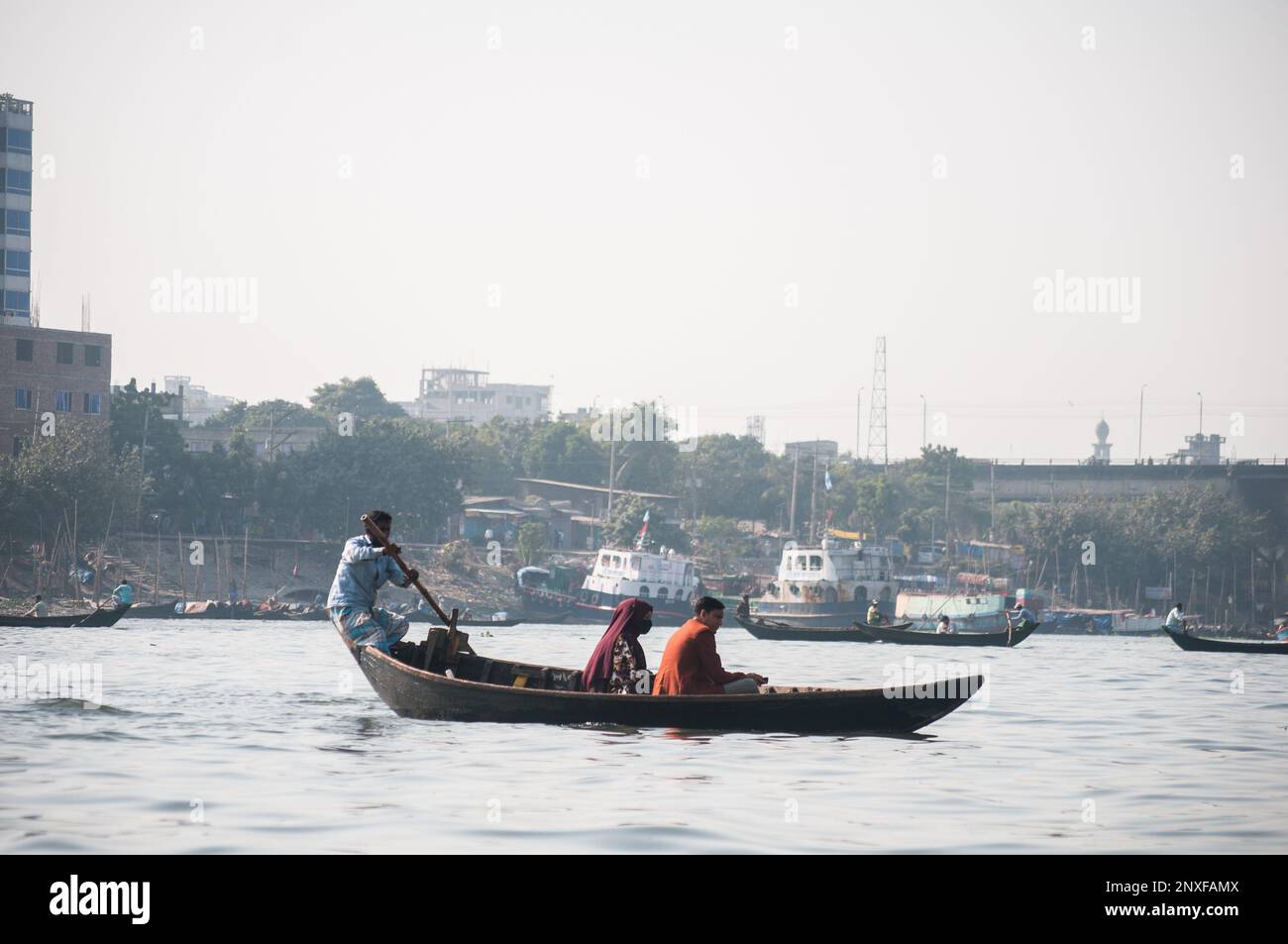 Foto della barca sull'acqua a Sadarghat e vista sulla strada. Alcuni venditori di fiori a Dhaka, Bangladesh Foto Stock