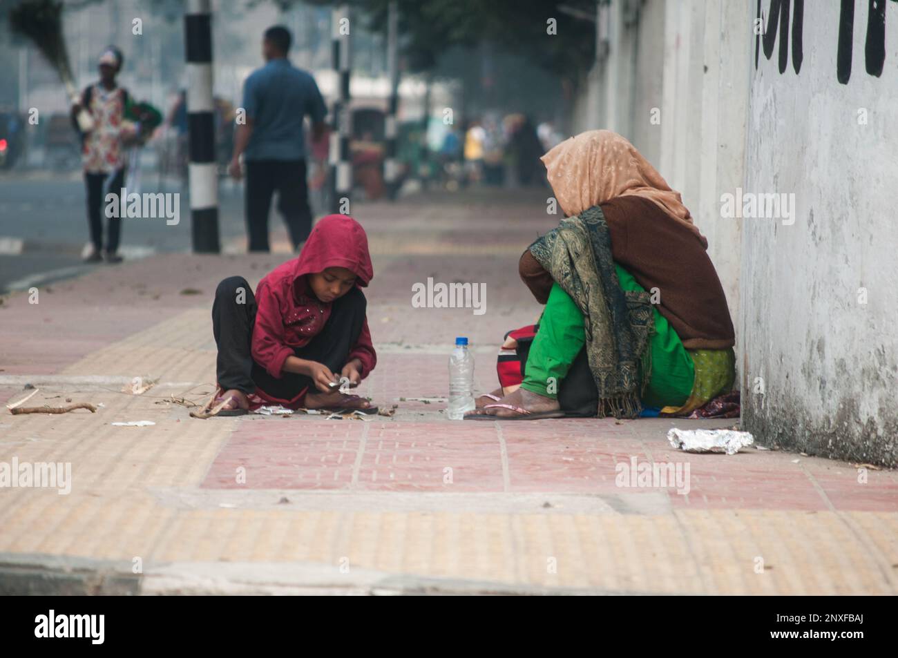 Foto della barca sull'acqua a Sadarghat e vista sulla strada. Alcuni venditori di fiori a Dhaka, Bangladesh Foto Stock