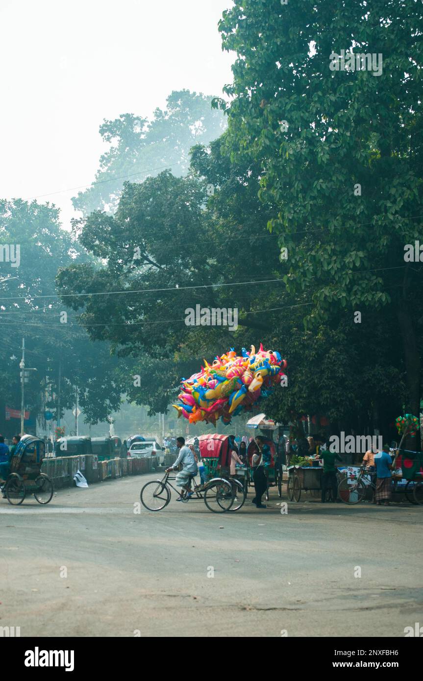 Foto della barca sull'acqua a Sadarghat e vista sulla strada. Alcuni venditori di fiori a Dhaka, Bangladesh Foto Stock