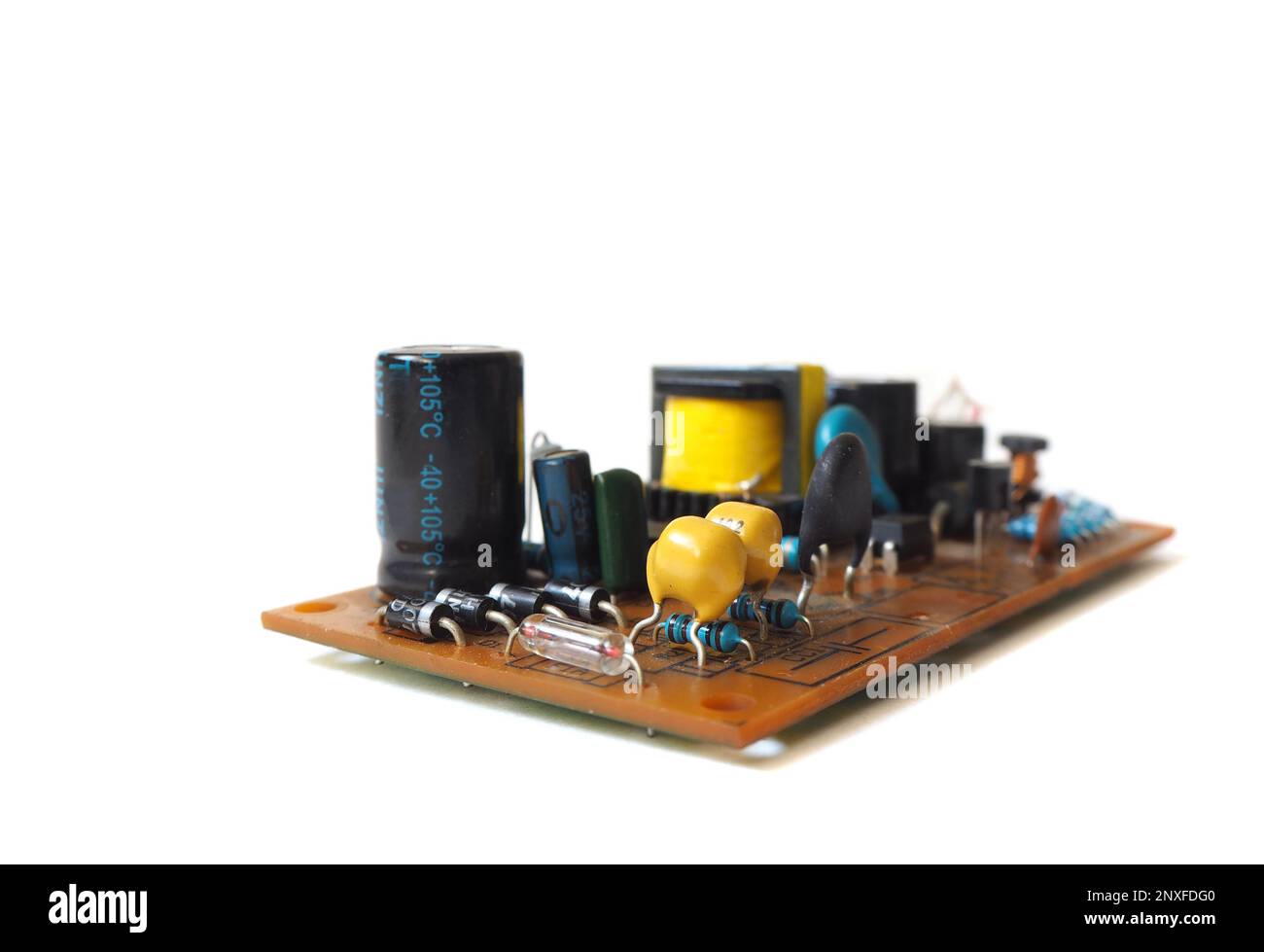 Diodi, condensatori, resistenze su scheda isolata. Componenti elettronici su un bianco. Foto Stock