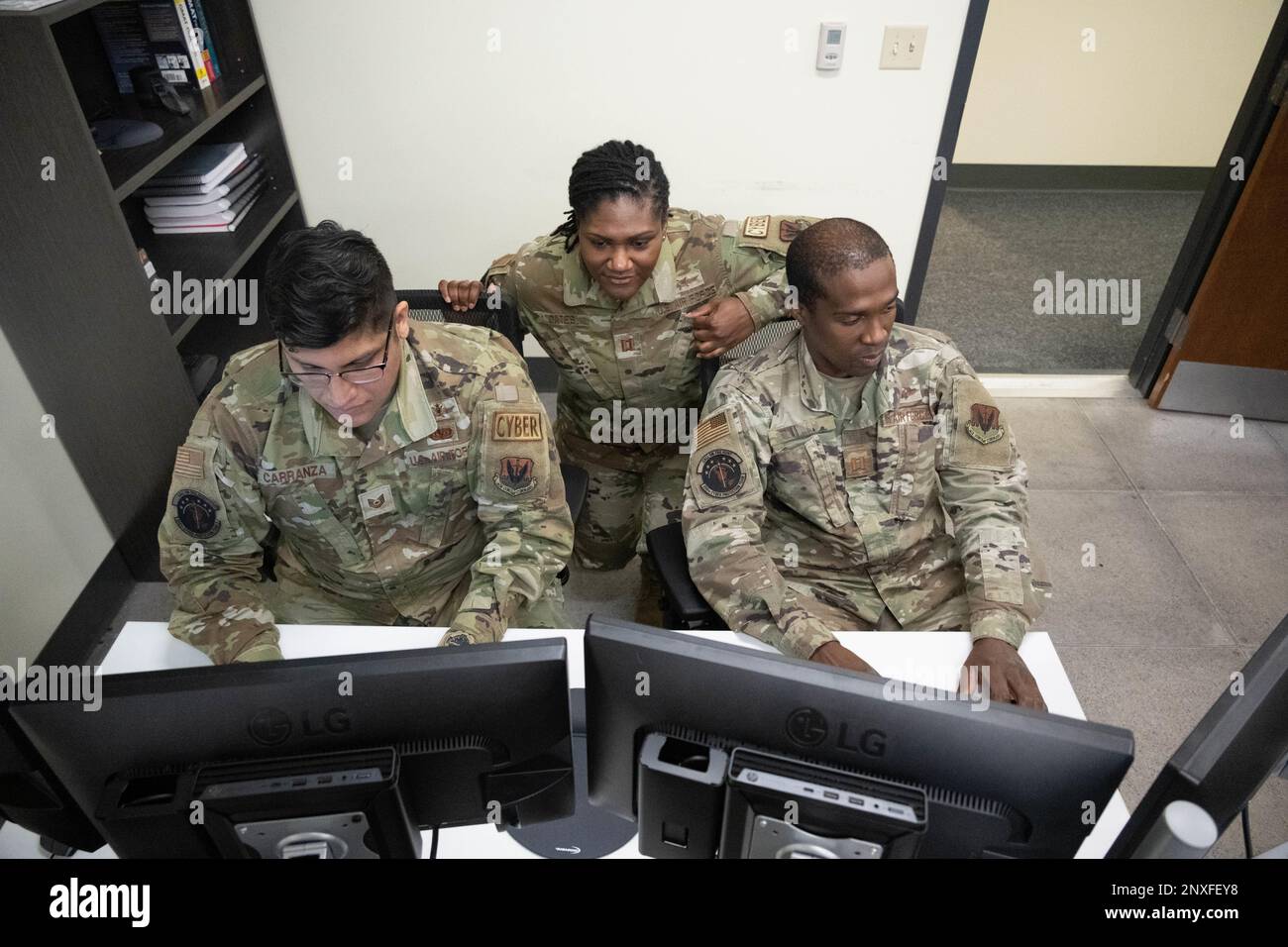 Gli aerei assegnati allo Squadrone operativo Cyberspace 275th lavorano presso i terminali informatici della base della Guardia Nazionale di Warfield Air presso l'aeroporto statale Martin di Middle River, Md., il 10 gennaio 2023. Oates guida un team di cyber protezione che è stato il primo team della Guardia Nazionale aerea a certificare su una rete in diretta del Dipartimento della Difesa. (Nome sfocato per motivi di sicurezza) Foto Stock