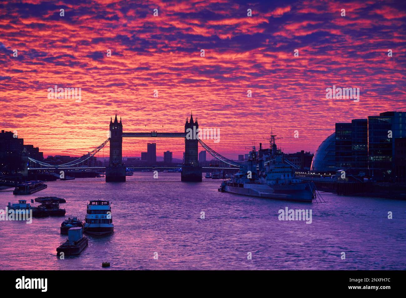 Sunrise Over Tower Bridge, Londra, Inghilterra, GB Foto Stock