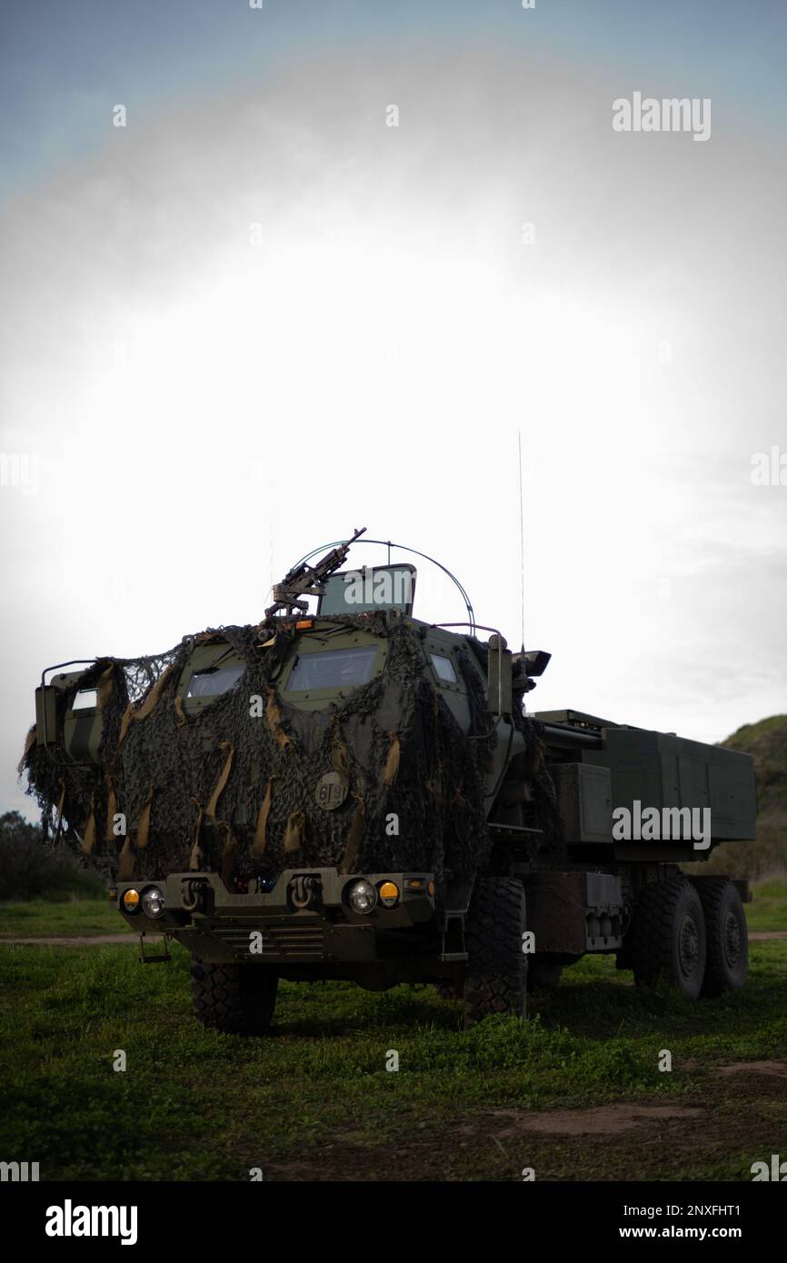 STATI UNITI Marines with Romeo Battery, 5th Battaglione, 11th Marine Regiment, 1st Marine Division, sposta un M142 High Mobility Artillery Rocket System in luogo durante l'esercizio invernale di fuoco del battaglione sulla base del corpo dei Marine Camp Pendleton, California, 3 febbraio 2023. L'esercizio è stato utilizzato per testare le capacità di comando e controllo del battaglione. Foto Stock