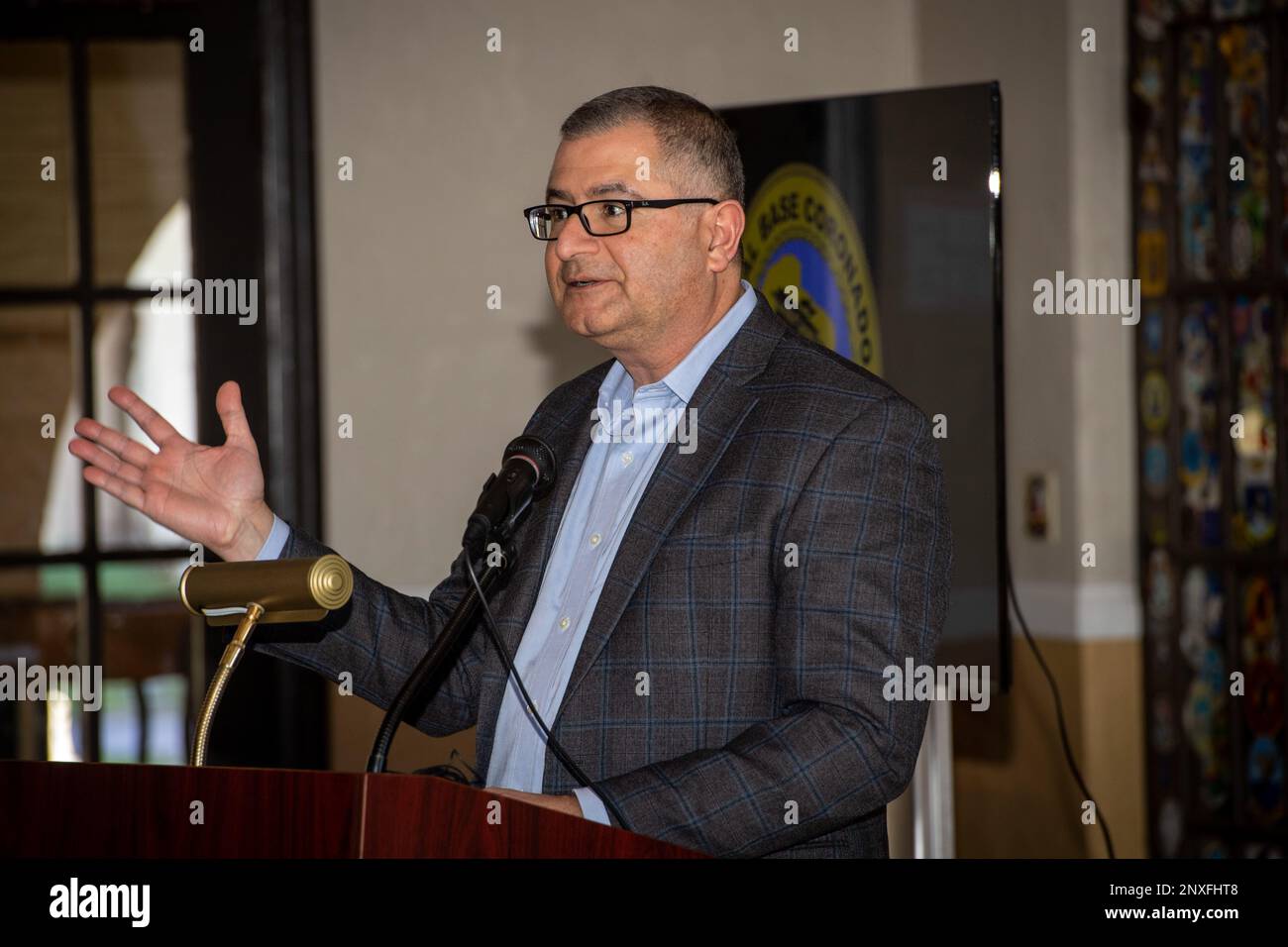 230124-N-EV253-1043 SAN DIEGO (24 gennaio 2023) – il Sig. Karnig H. Ohannessian, Vice Vice Segretario della Marina (ambiente), esprime le sue osservazioni durante una cerimonia tenutasi a bordo della Naval Air Station North Island commemorativa degli Stati Uniti La recente decisione del Fish and Wildlife Service di rimuovere ufficialmente quattro specie di piante e una specie di uccelli endemiche dell’isola di San Clemente dalla Federal Endangered and minaccied Species List, gennaio 24. L'evento, che ha coinciso con il 50th° anniversario dell'Endangered Species Act del 1973, è stato il culmine degli sforzi della base navale Coronado e del comandante, Pa Foto Stock