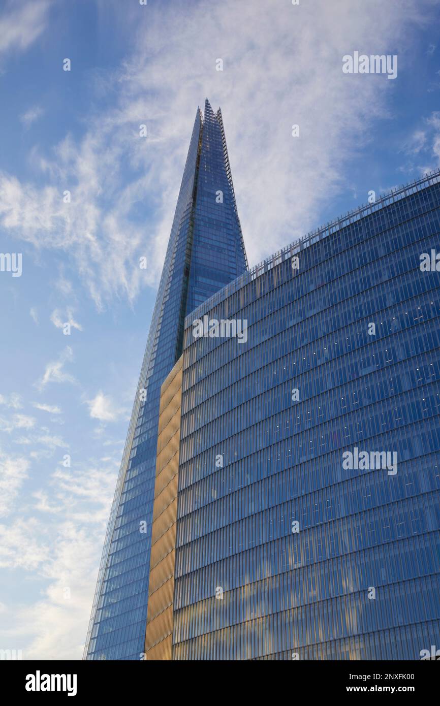 The Shard and the News Building, Londra, Inghilterra, GB Foto Stock