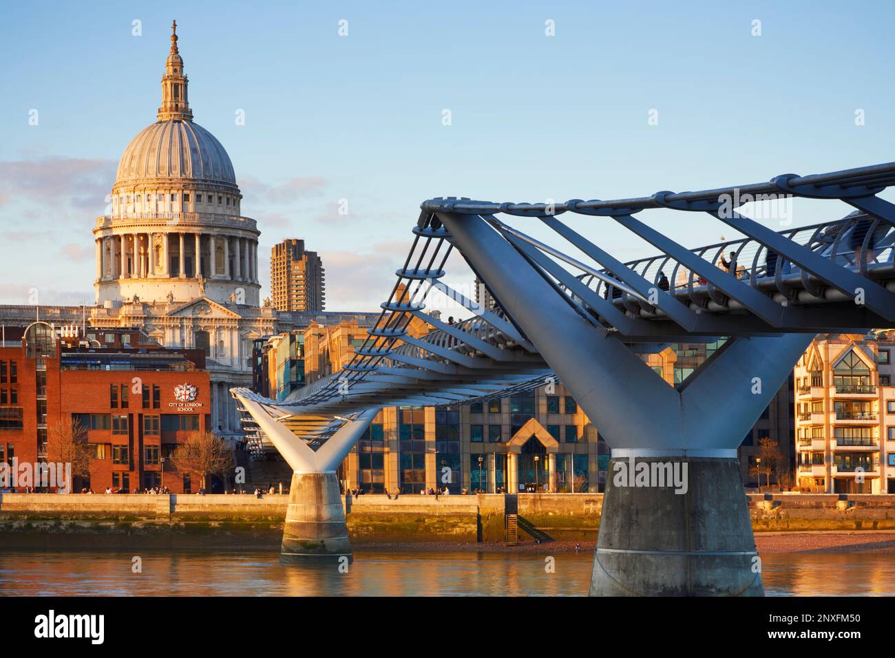 Vista del Millenium Bridge e della Cattedrale di St Paul, Londra, Inghilterra, GB Foto Stock