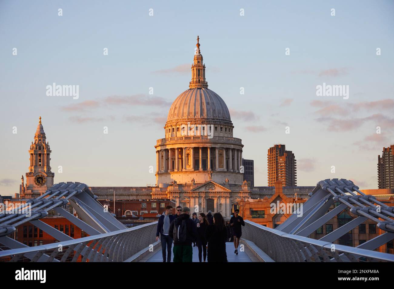 Vista delle persone sul Millenium Bridge e sulla Cattedrale di St Paul, Londra, Inghilterra, GB Foto Stock