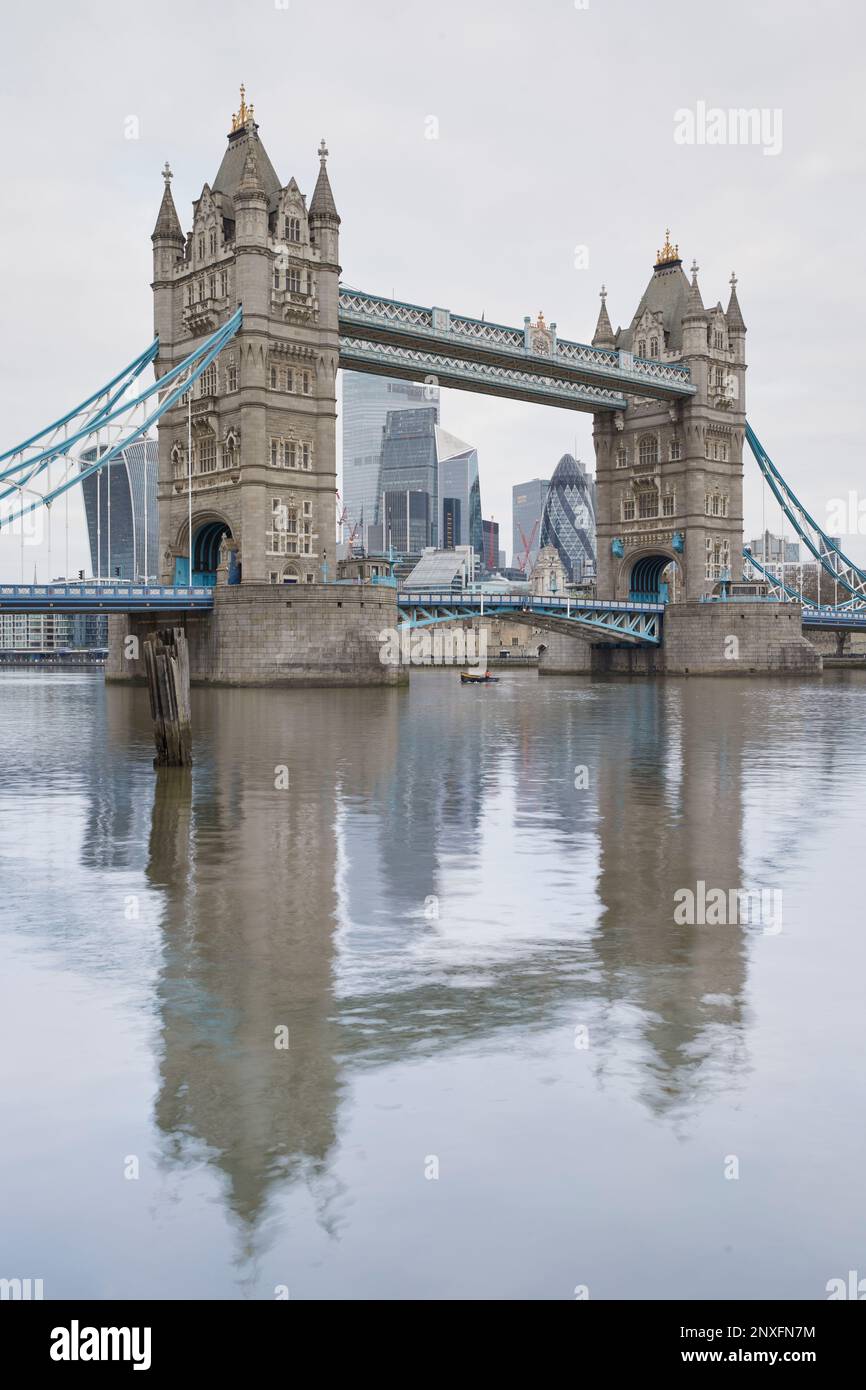 Tower Bridge e lo skyline di Londra sul Tamigi, Londra, Inghilterra, GB Foto Stock