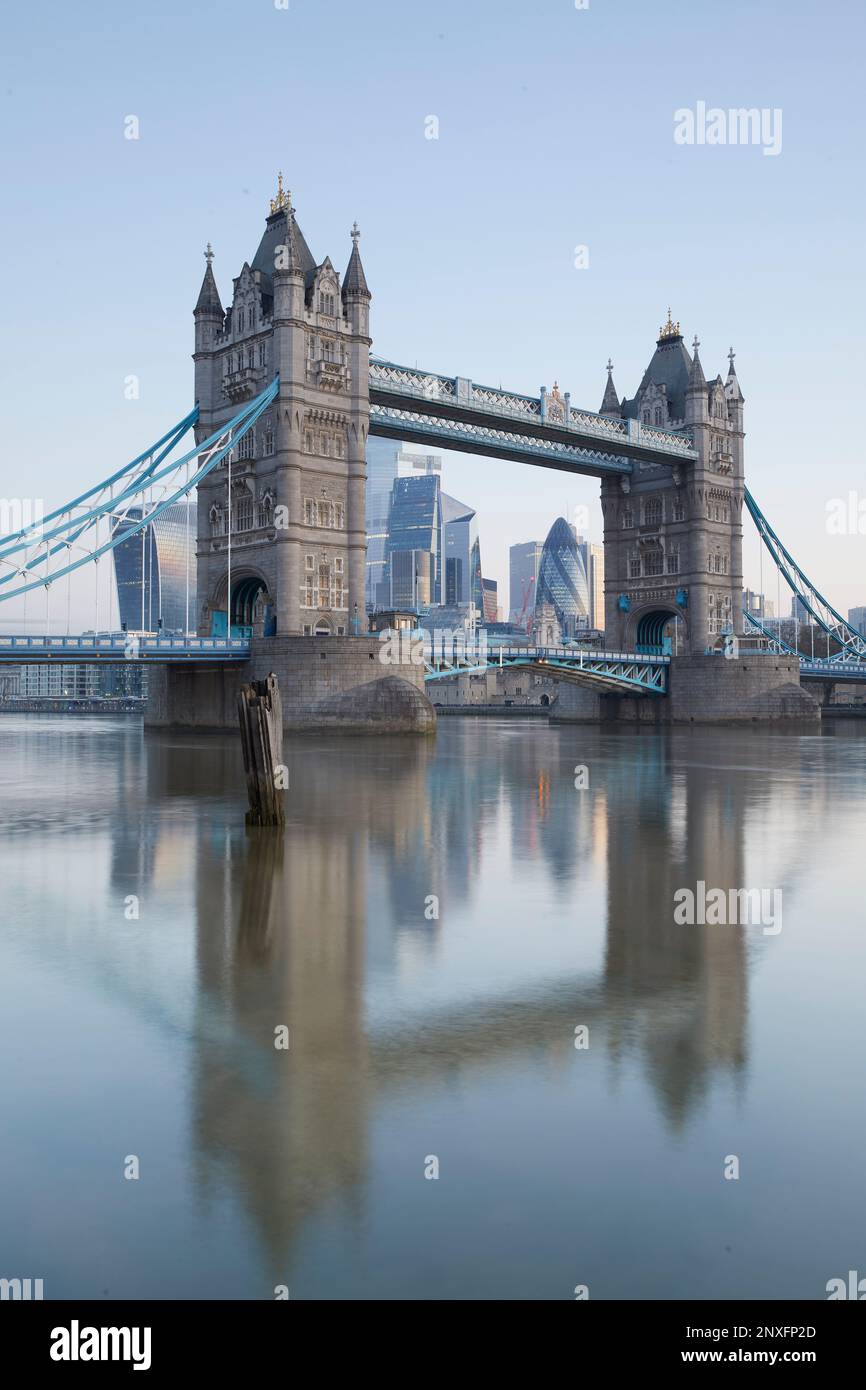 Vista del Tower Bridge e dello skyline di Londra sul Tamigi, Londra, Inghilterra, GB Foto Stock