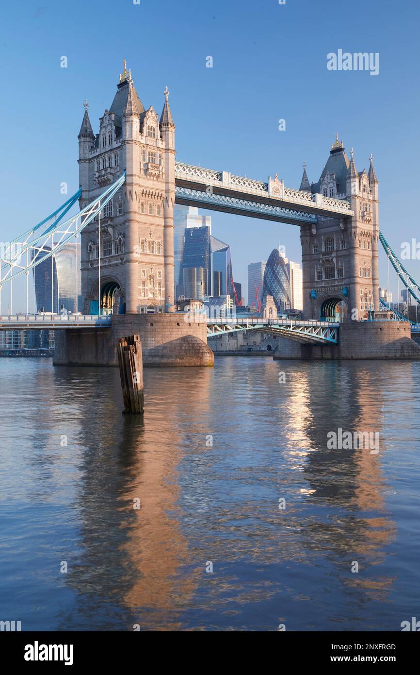 Vista del Tower Bridge e dello skyline di Londra sul Tamigi, Londra, Inghilterra, GB Foto Stock